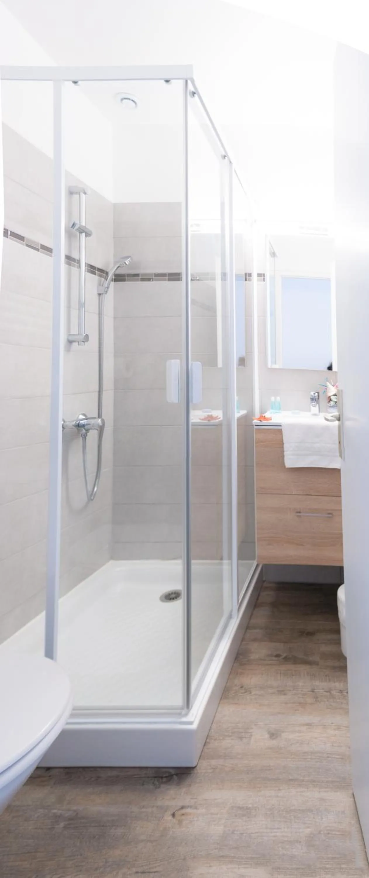 Shower in Hotel La Cote Oceane- Bureau- 250 m plage