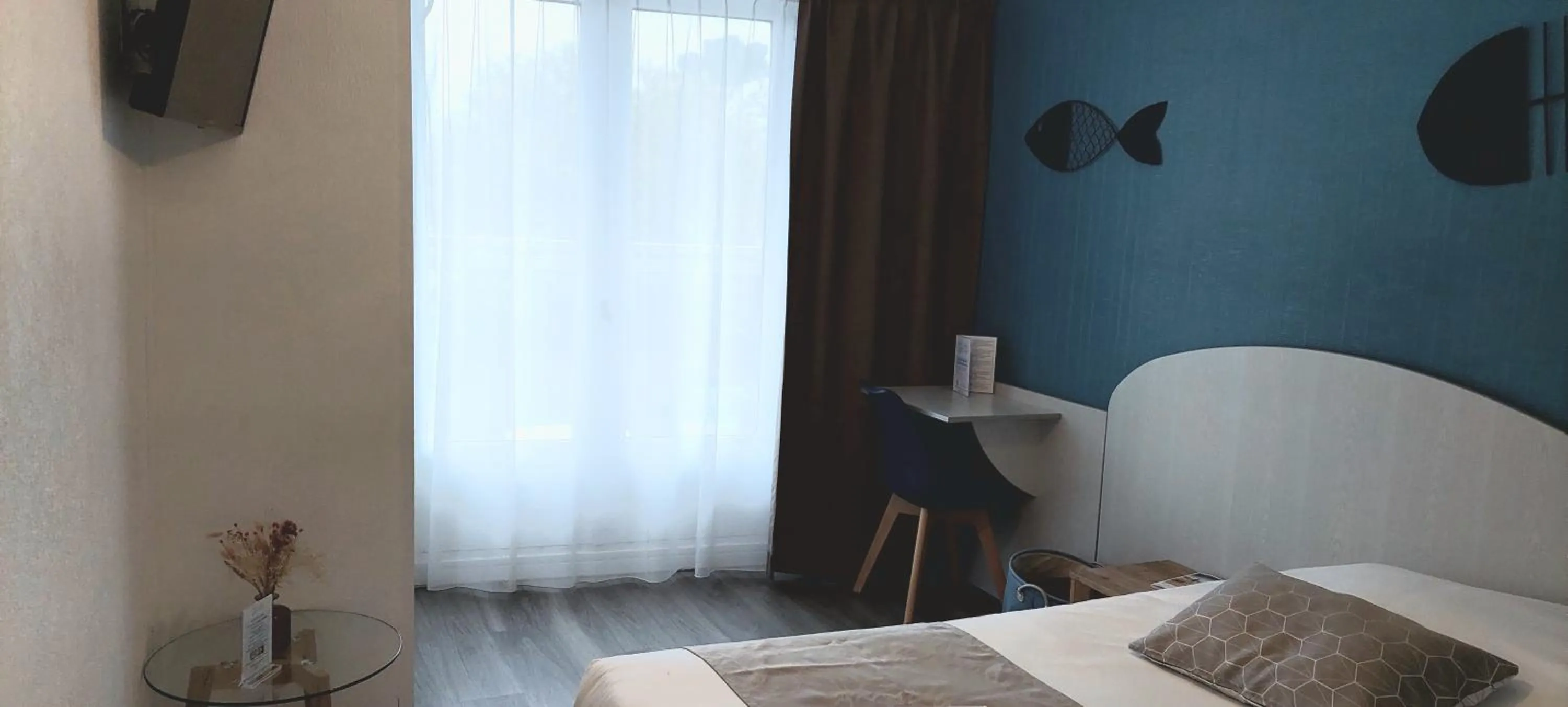 Photo of the whole room, Bed in Hotel La Cote Oceane- Bureau- 250 m plage