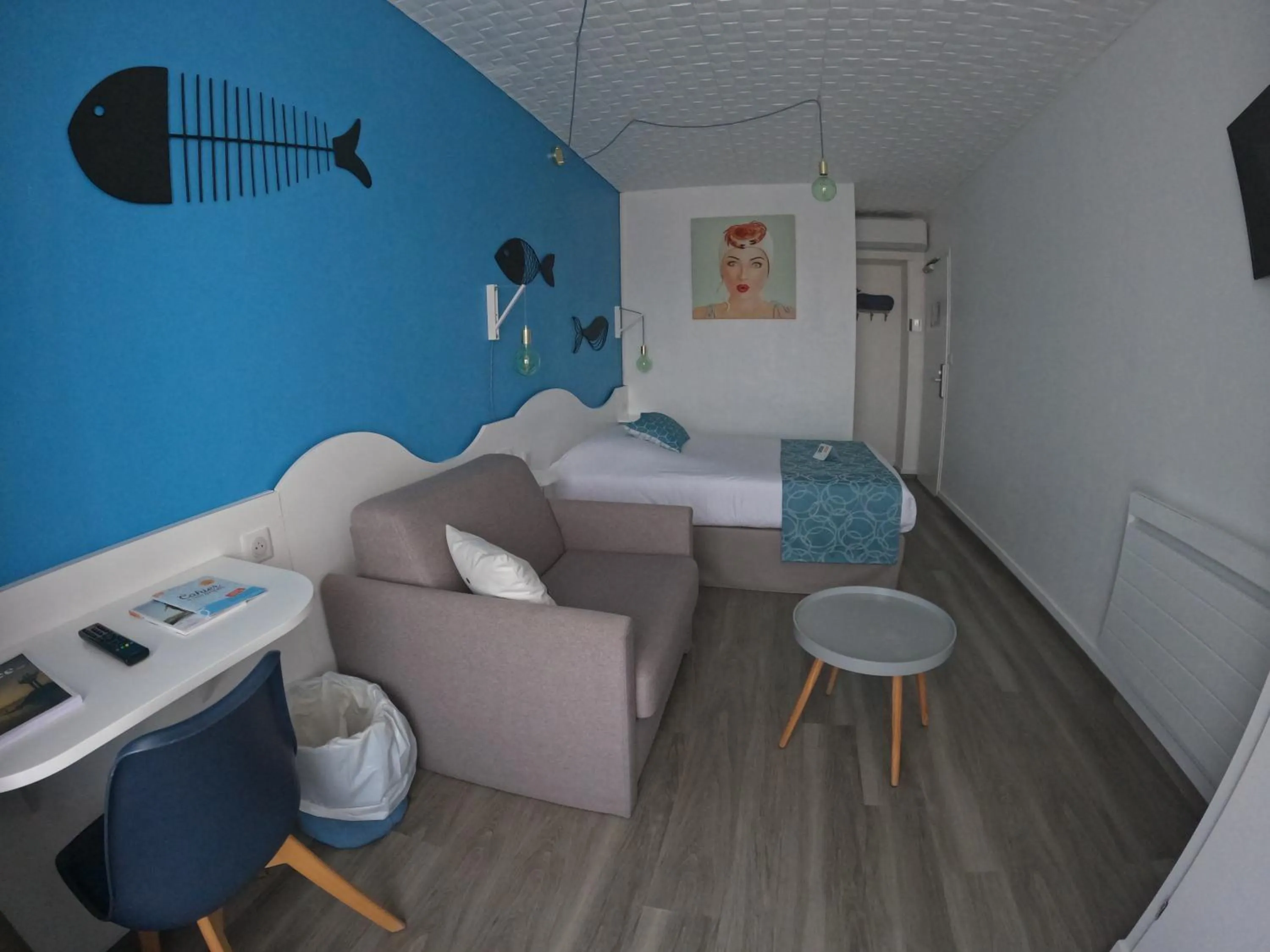 Seating area, Bed in Hotel La Cote Oceane- Bureau- 250 m plage