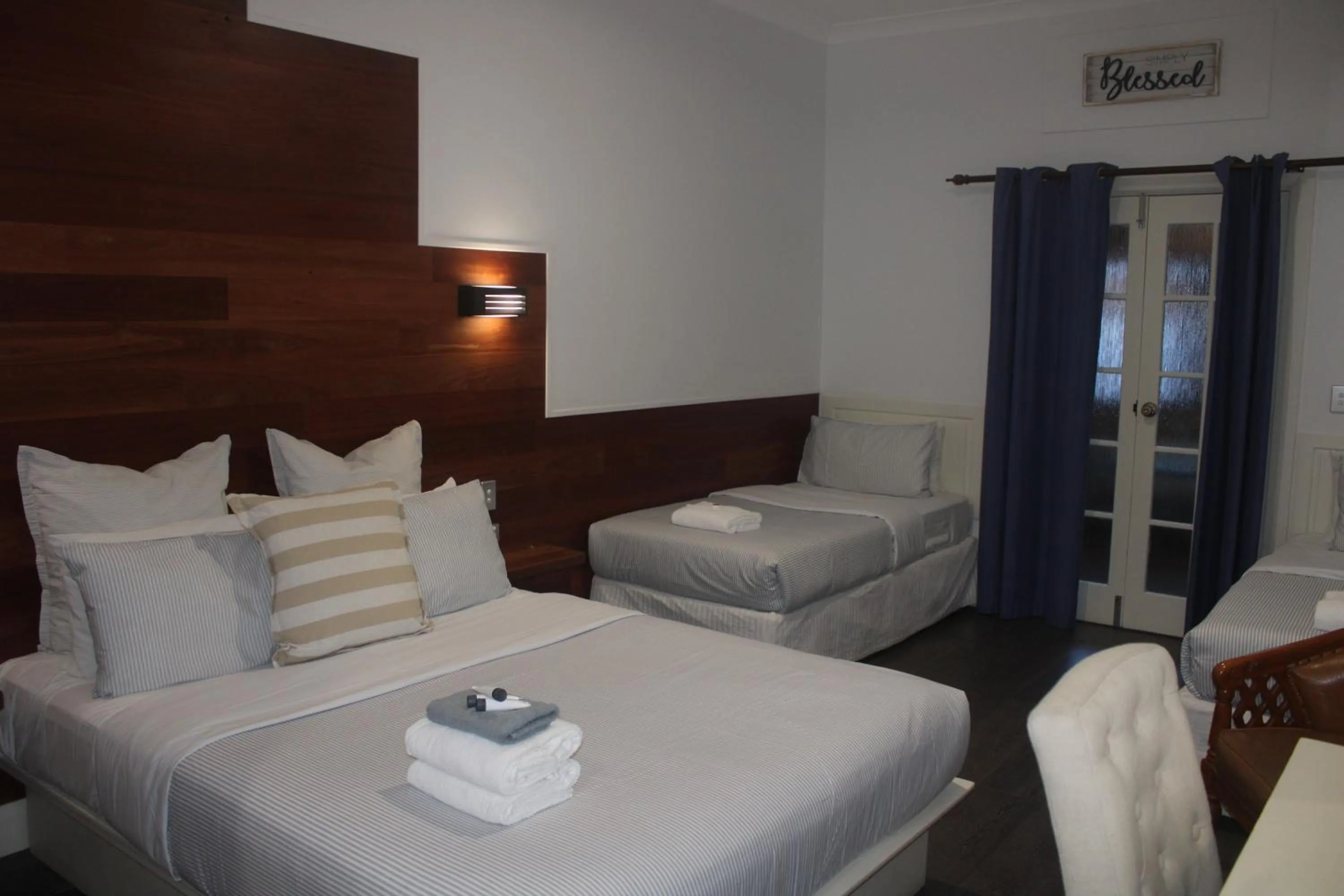 Bed in Ettalong Beach Tourist Resort