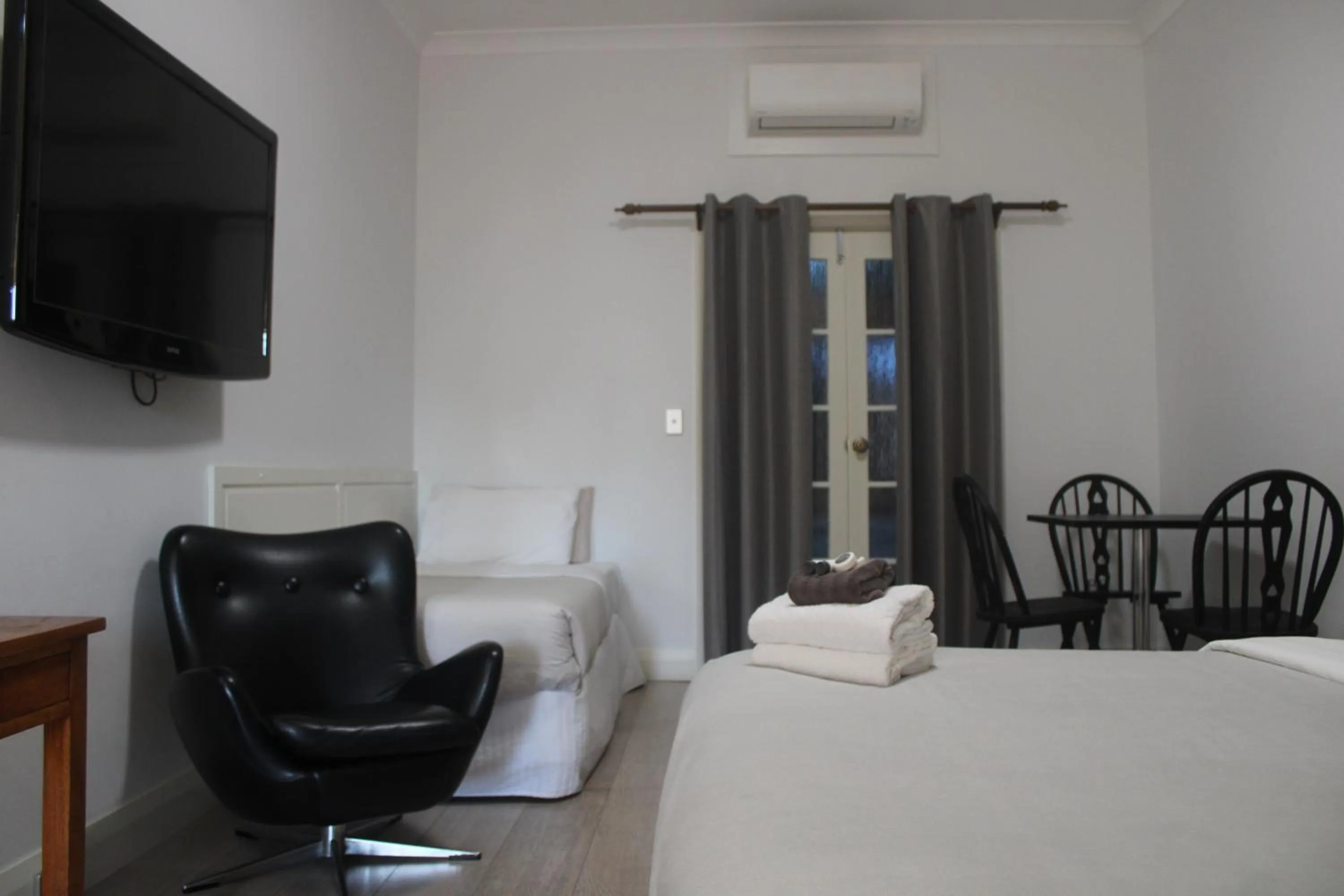 Bed in Ettalong Beach Tourist Resort