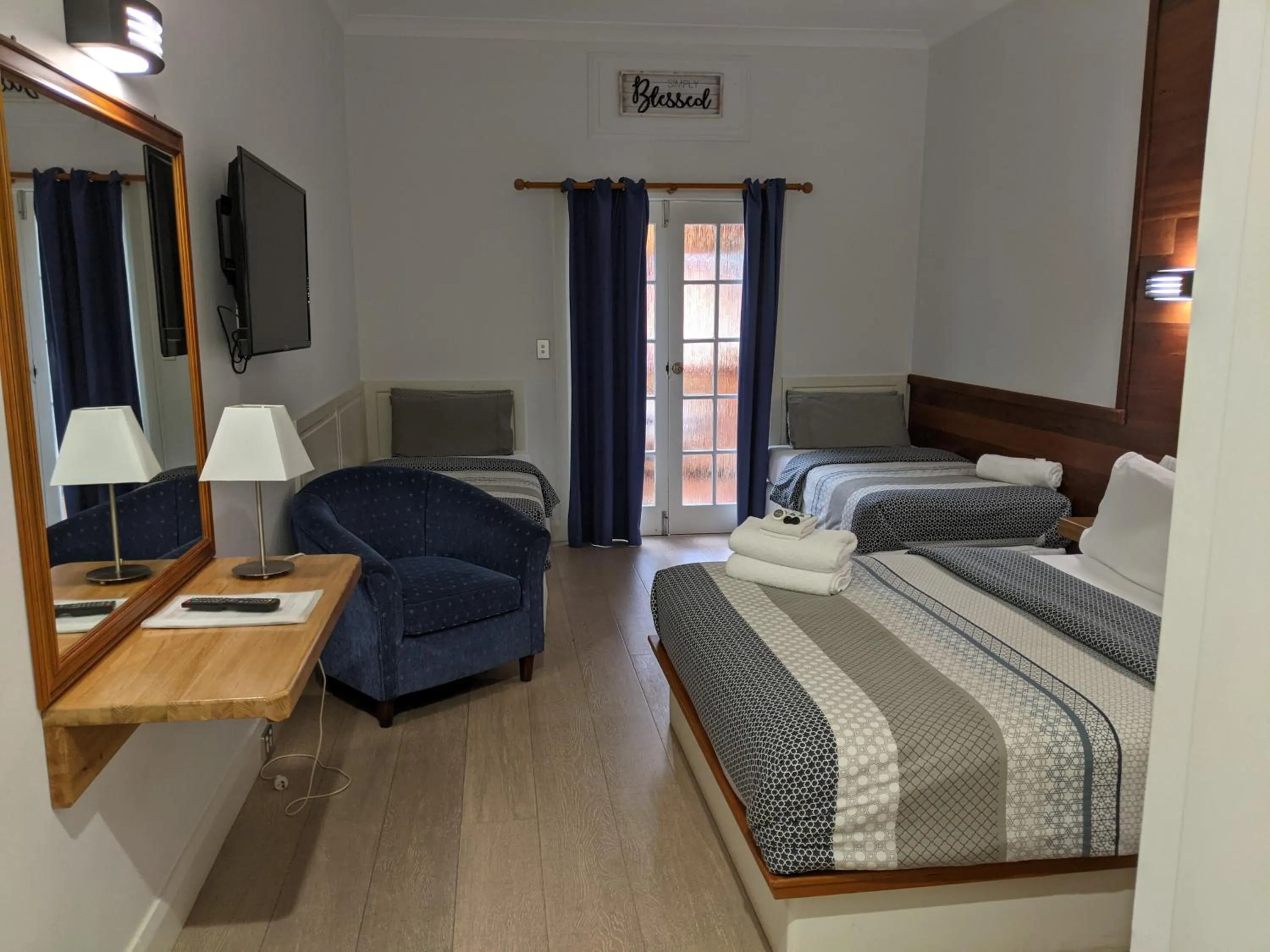 Bed in Ettalong Beach Tourist Resort