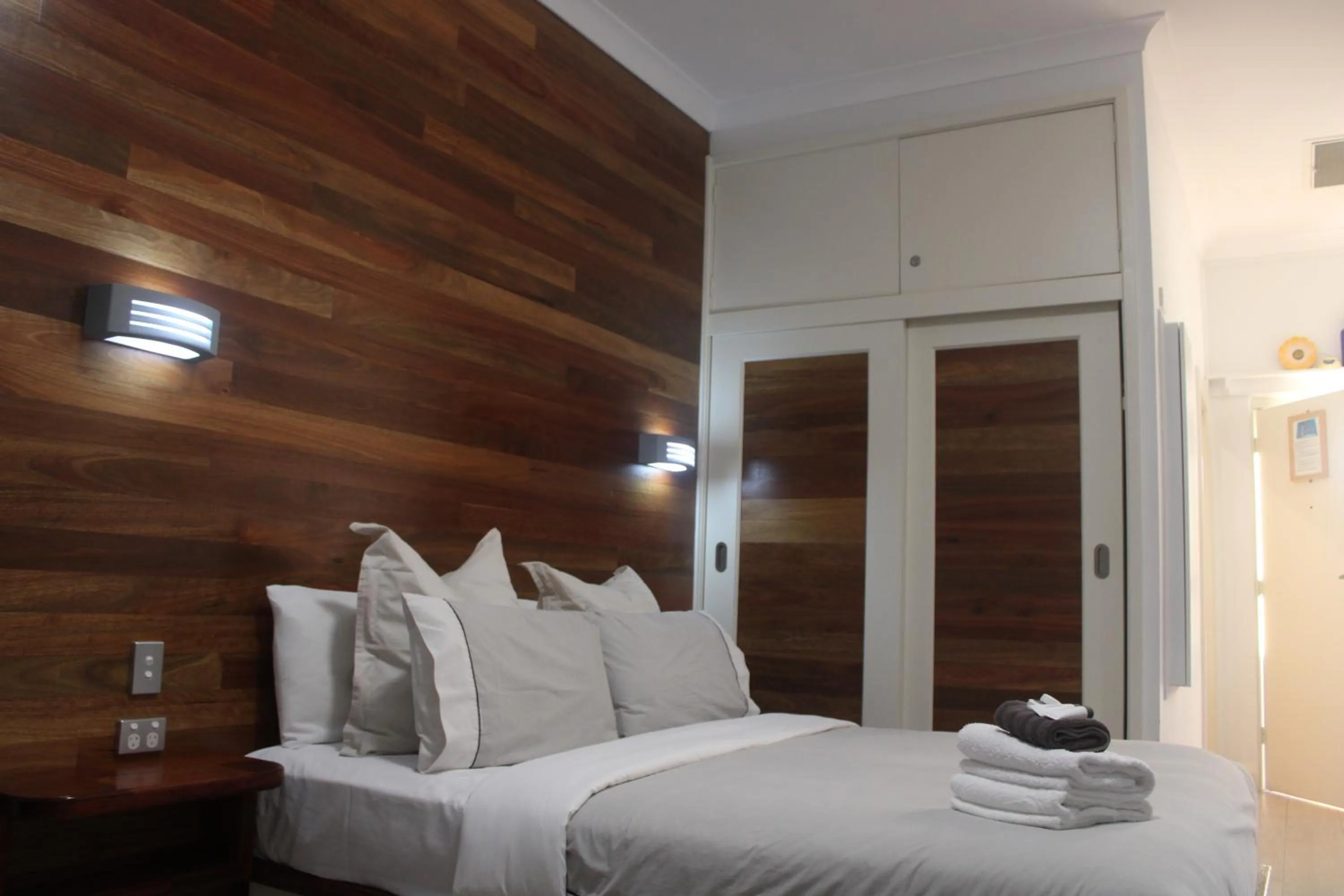 Bed in Ettalong Beach Tourist Resort