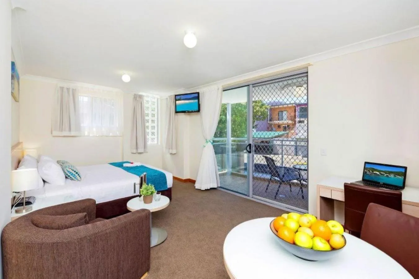 Living room, Bed in Copacabana Shores