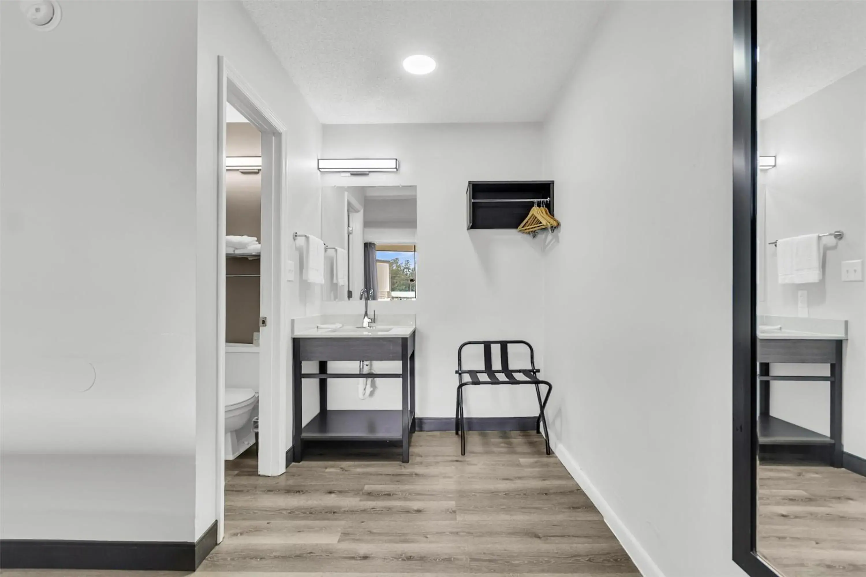 King Room - Disability Access - Non-Smoking in Motel 6 Summerville, SC Charleston King Room - Disability Access - Non-Smoking in Motel 6 Summerville, SC Charleston