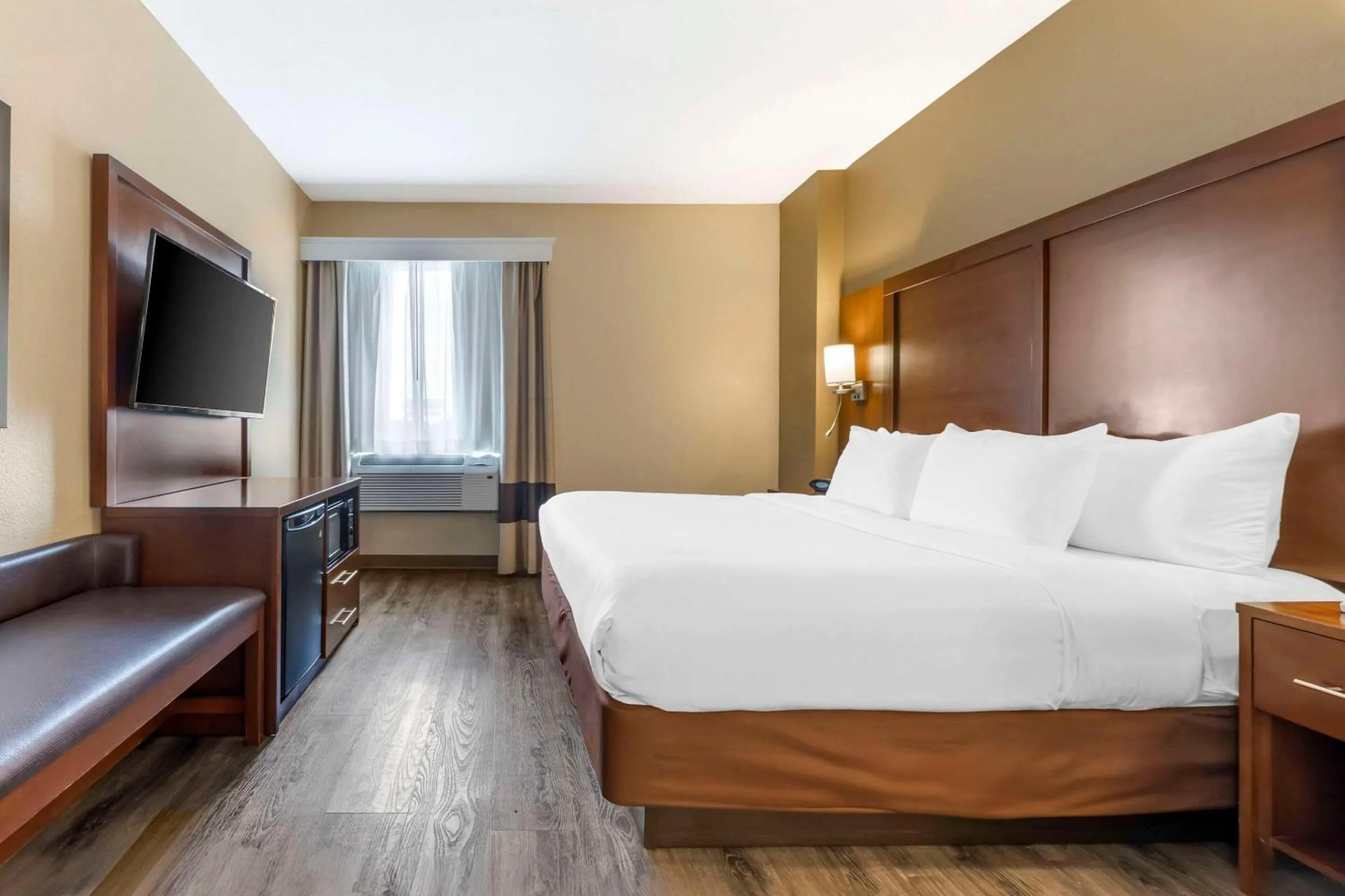 Bedroom, Bed in Comfort Suites At the University