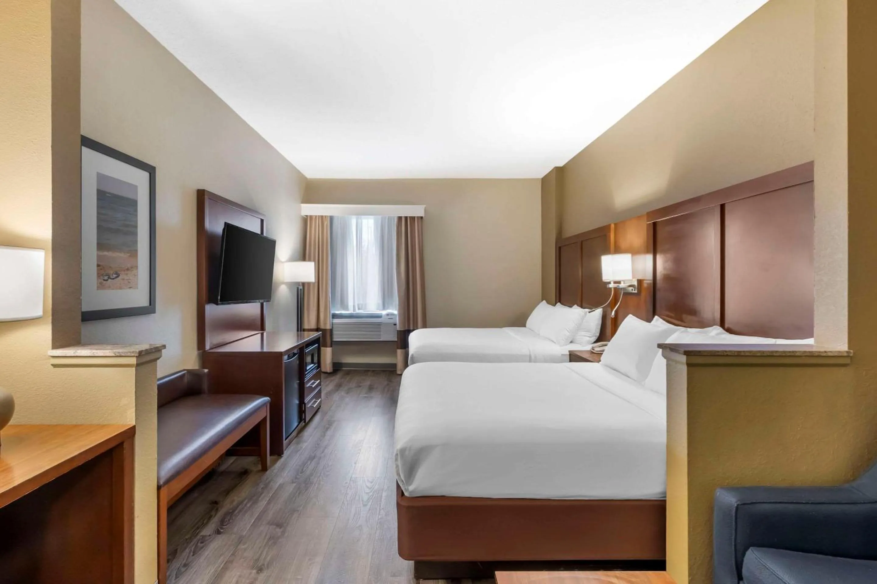 Bedroom, Bed in Comfort Suites At the University