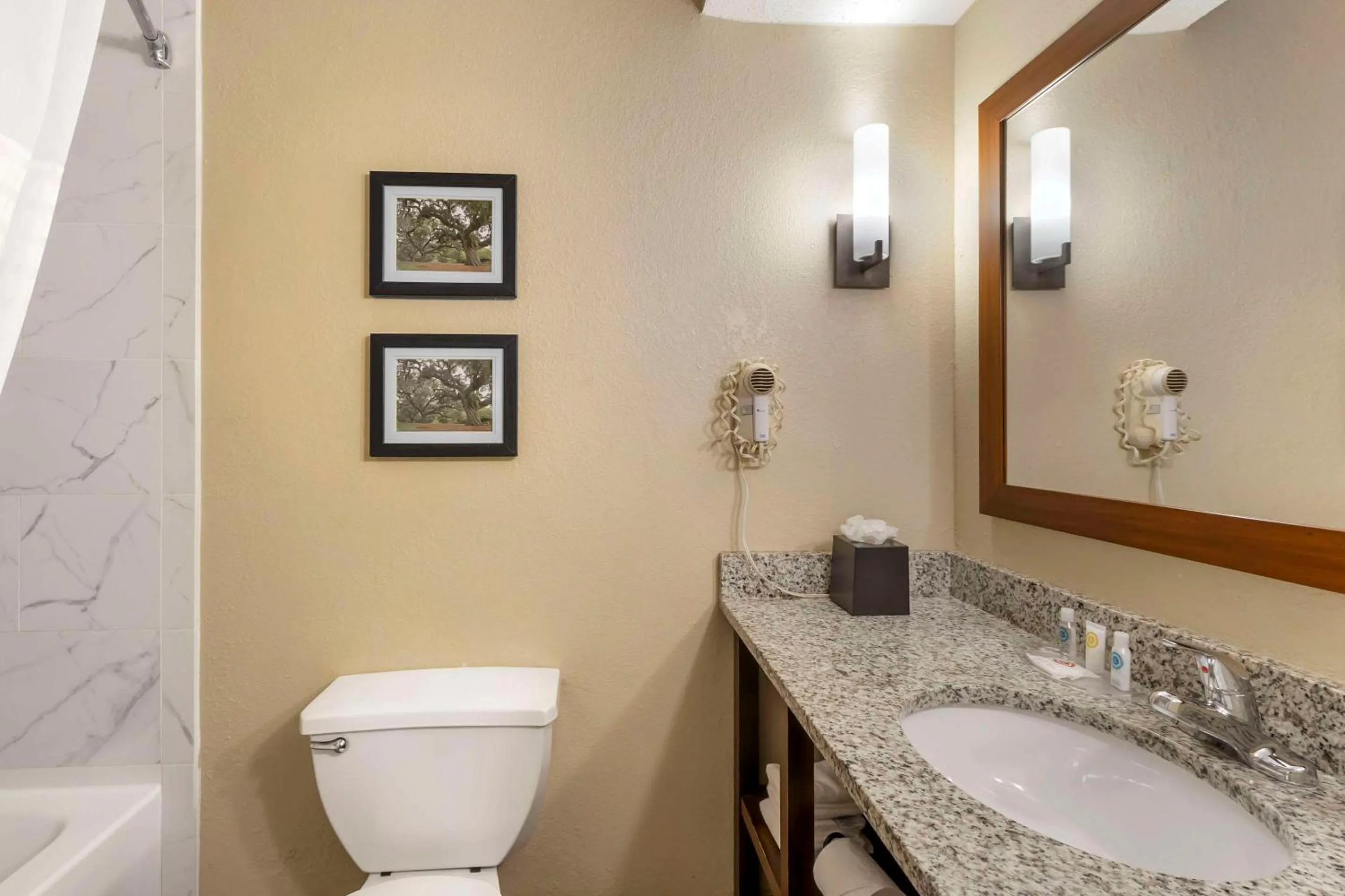 Bedroom in Comfort Suites At the University