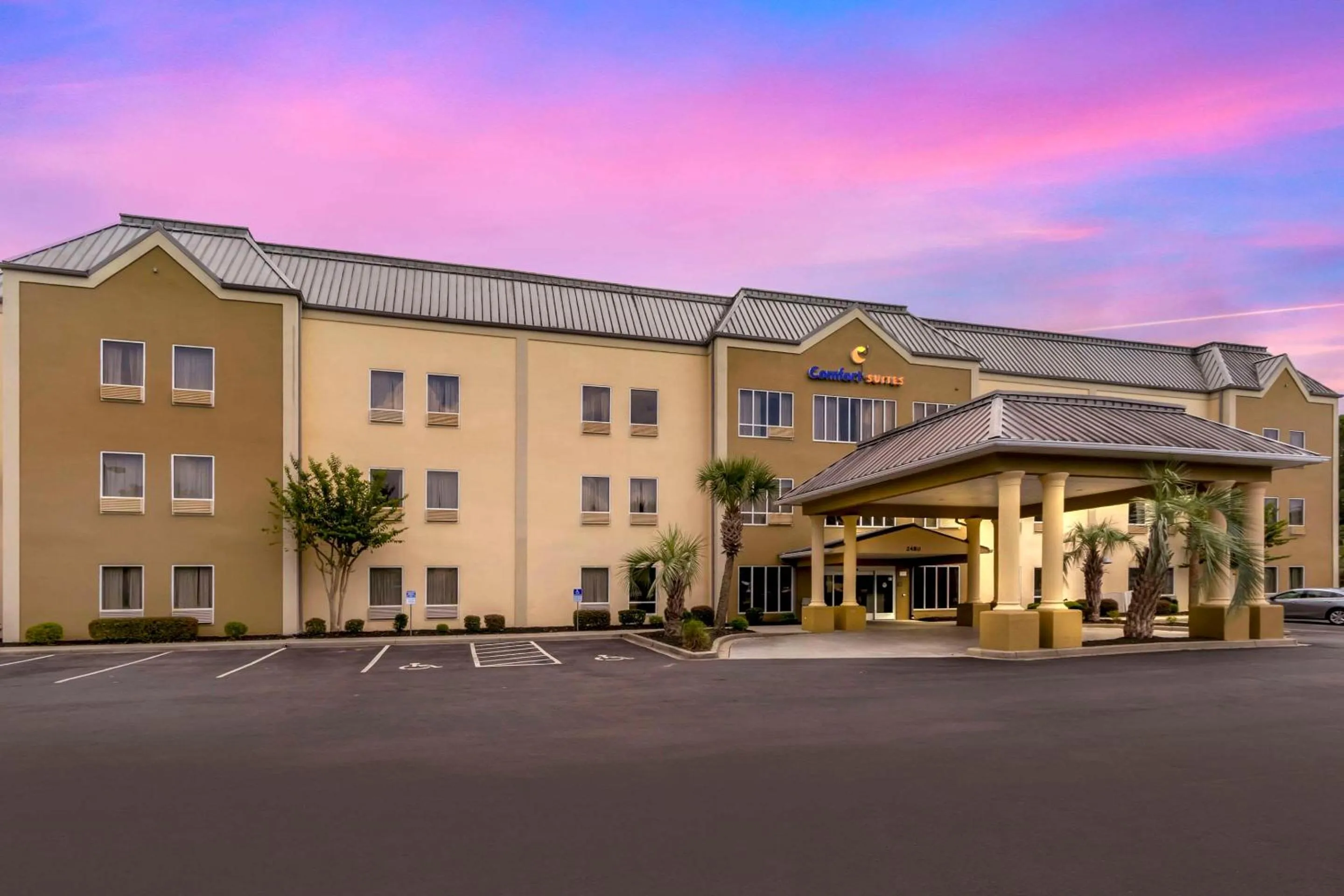 Property building in Comfort Suites At the University