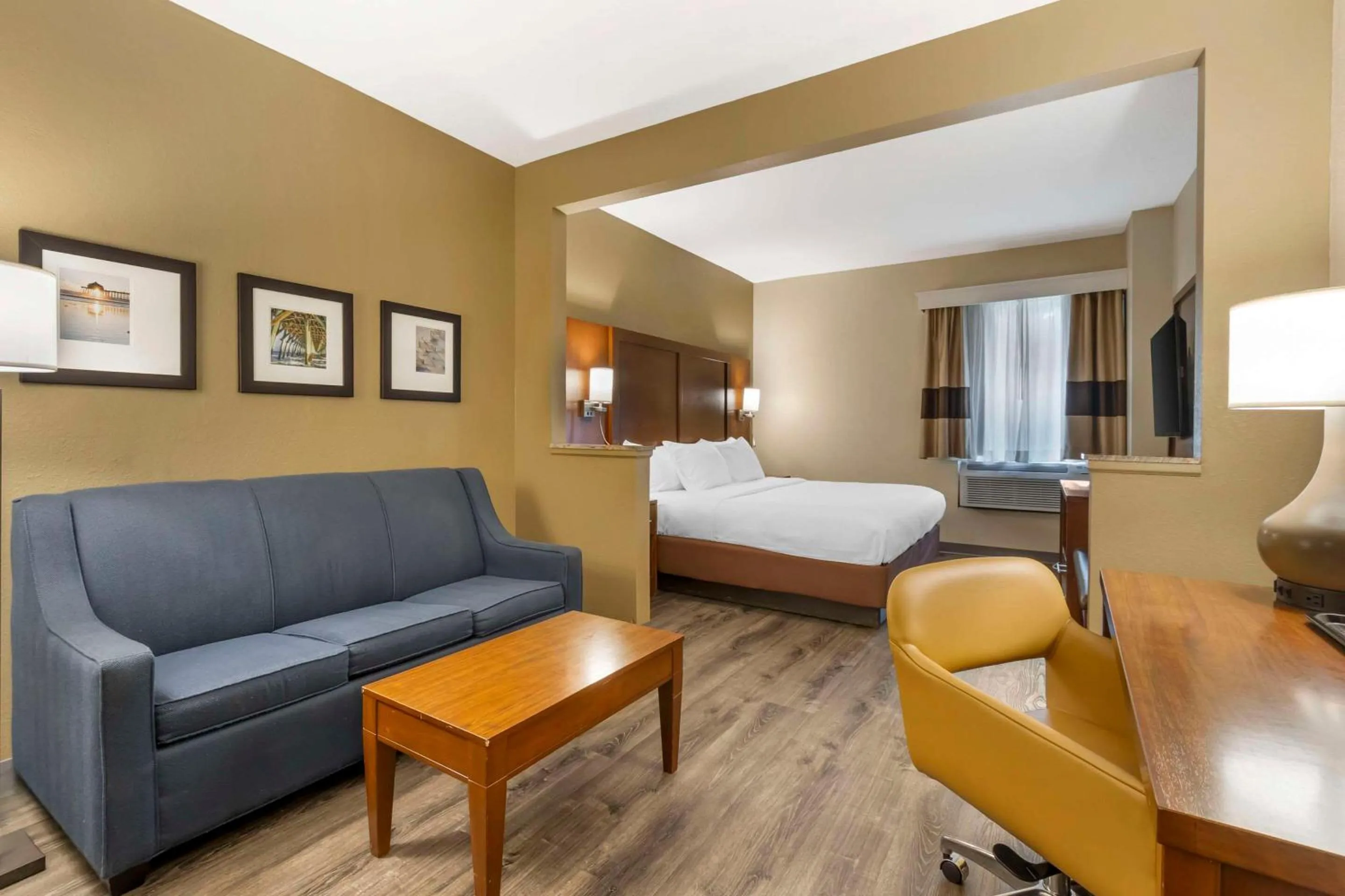 Bedroom, Bed in Comfort Suites At the University