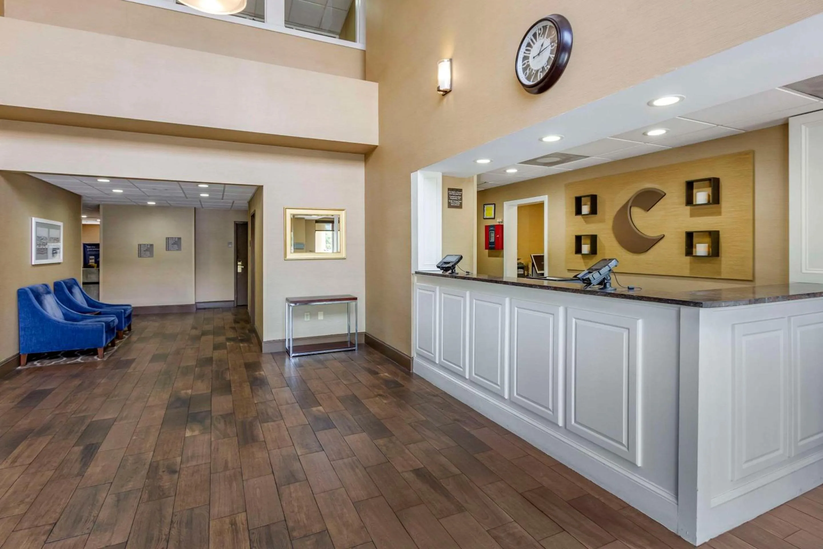 Lobby or reception in Comfort Suites At the University