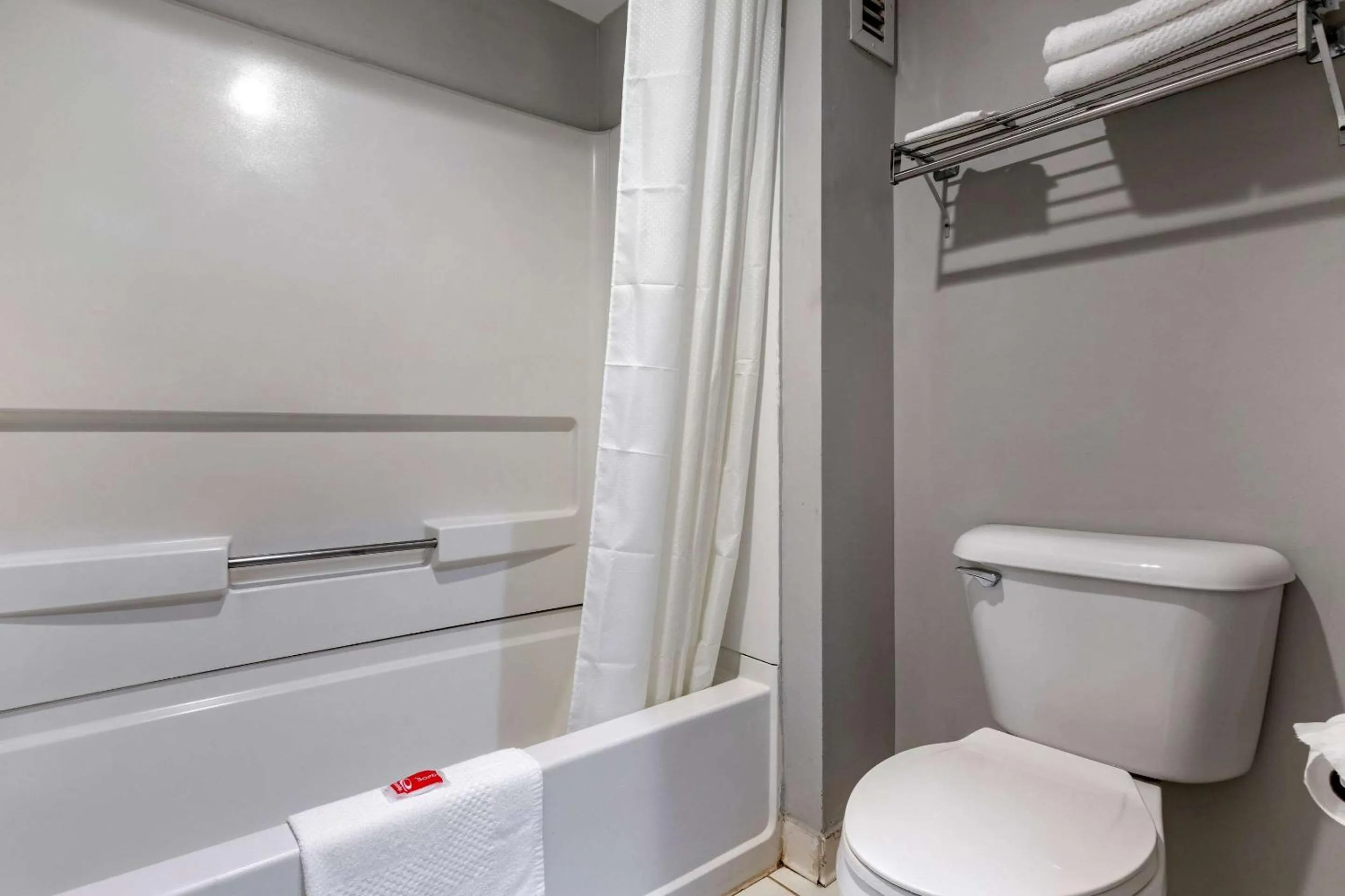 Bedroom in Econo Lodge Saint Stephen