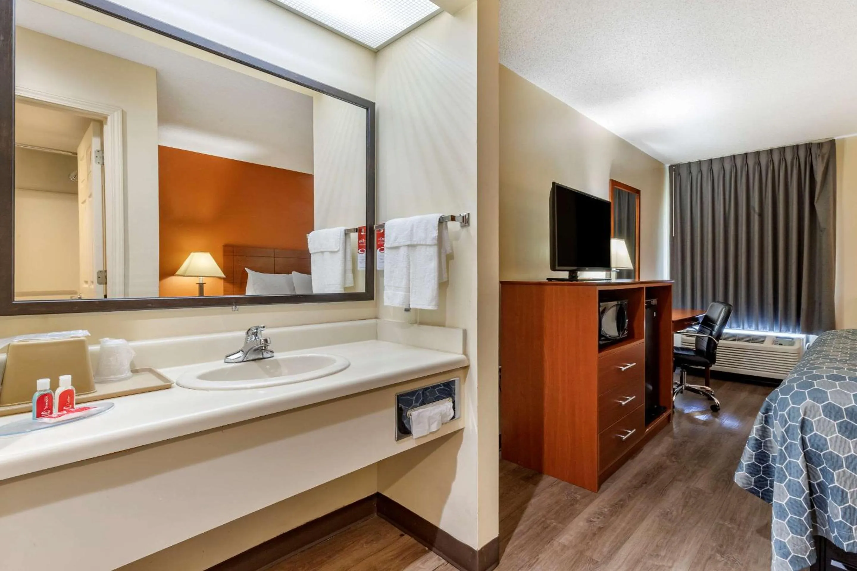 Photo of the whole room, Bed in Econo Lodge Saint Stephen