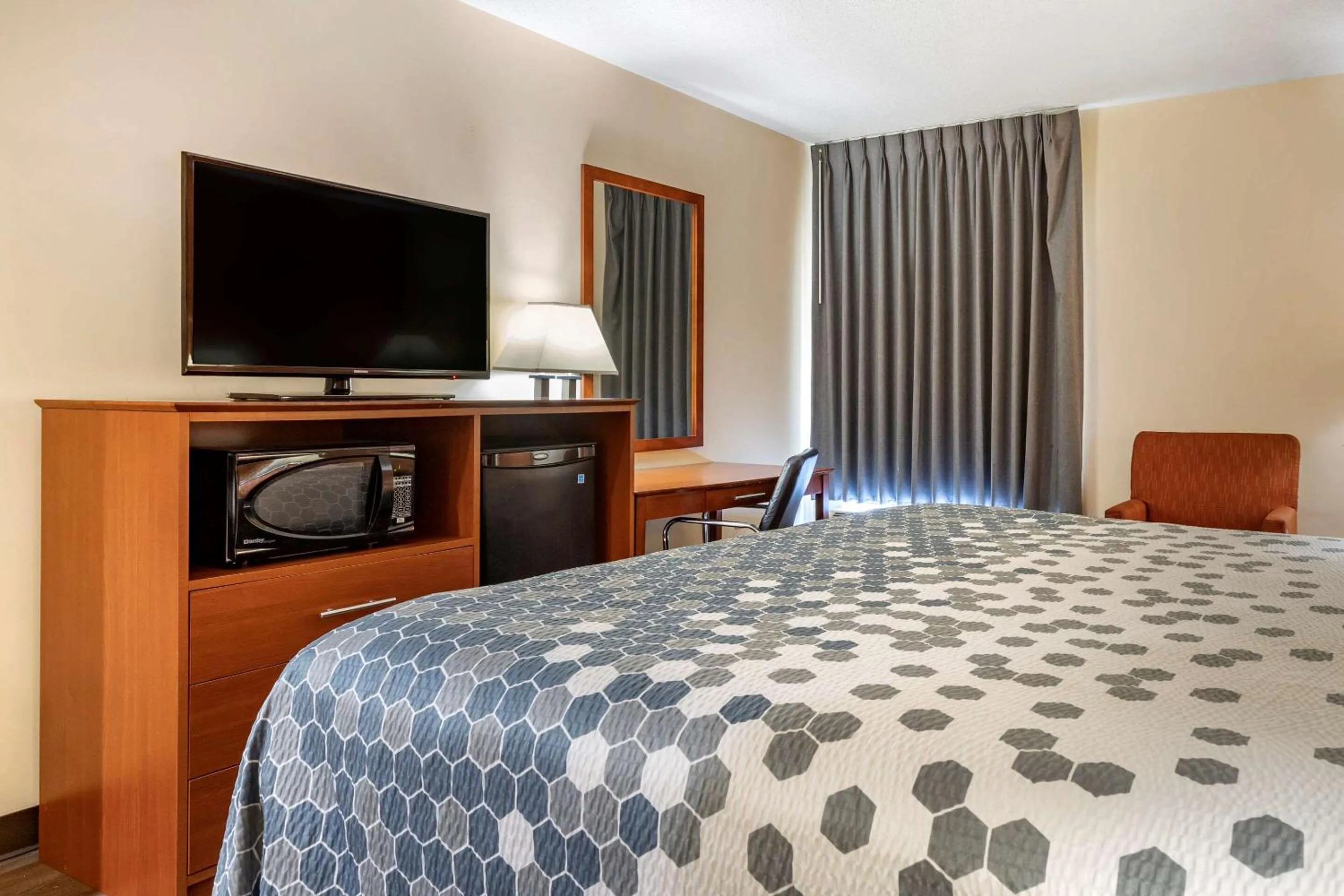 Photo of the whole room, Bed in Econo Lodge Saint Stephen