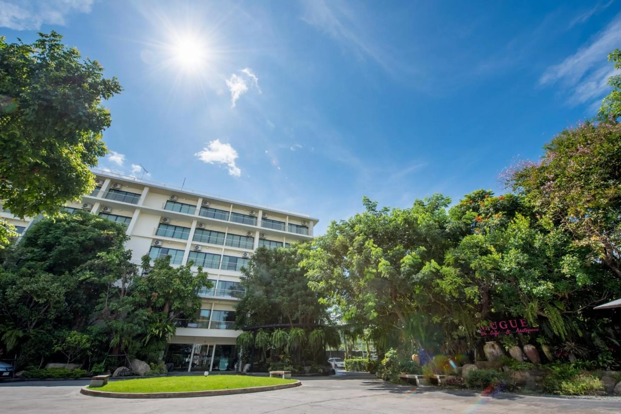 Property building in Porestva Hotel Sriracha