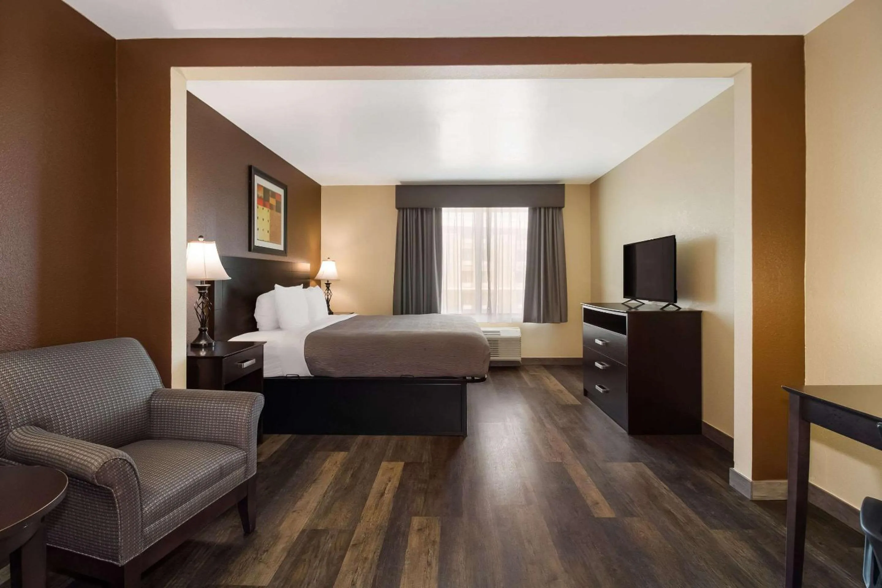 Bedroom, Bed in Quality Inn & Suites North Myrtle Beach