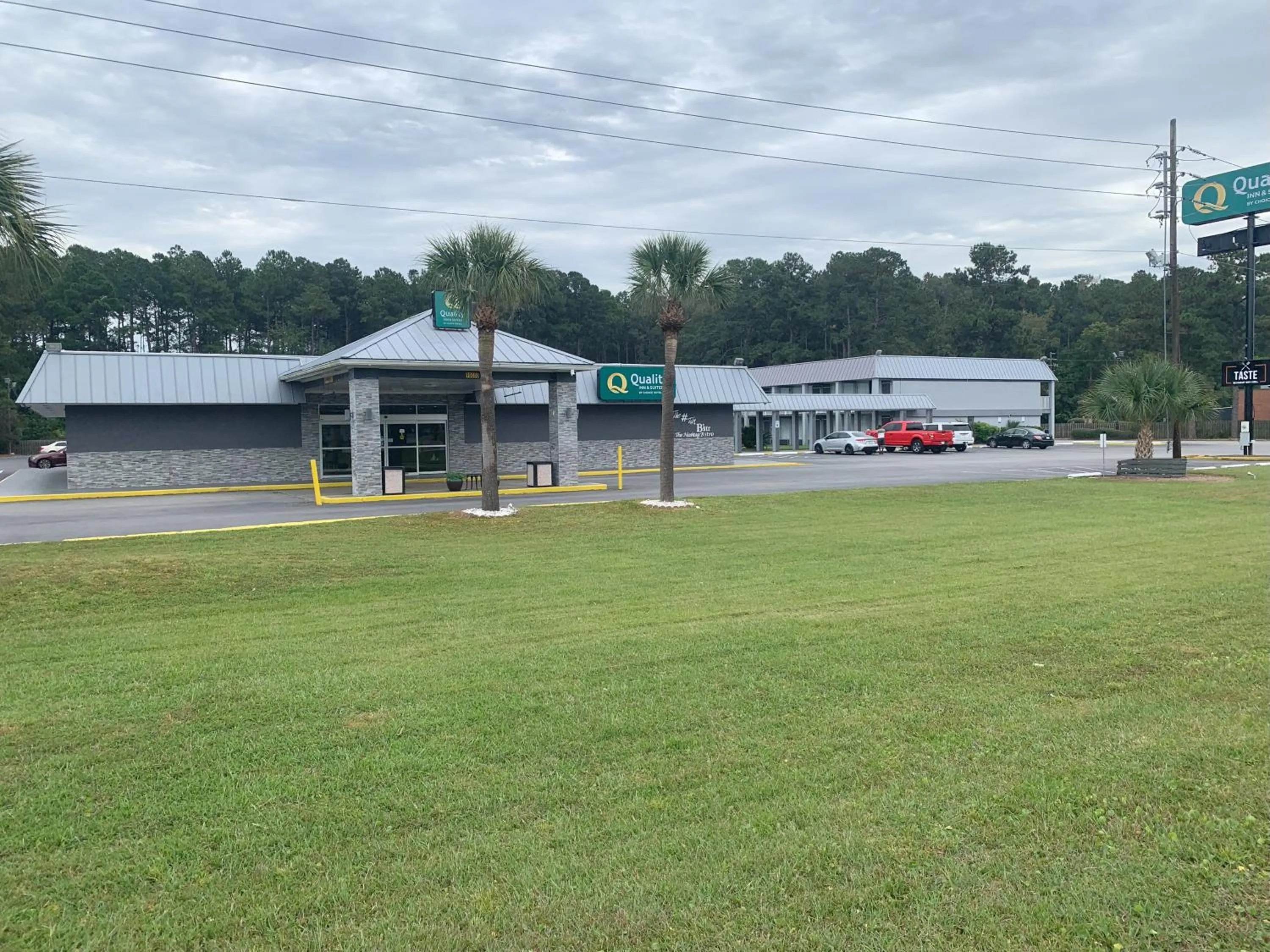 Property building in Quality Inn & Suites Hardeeville - Savannah North