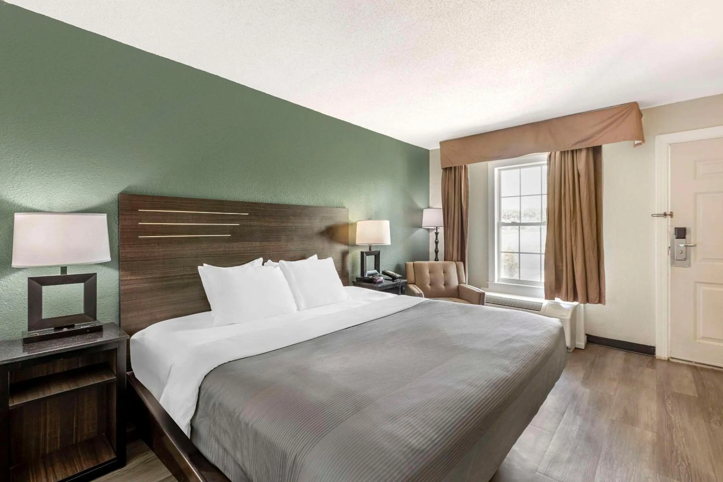 Bedroom, Bed in Quality Inn & Suites Santee I-95