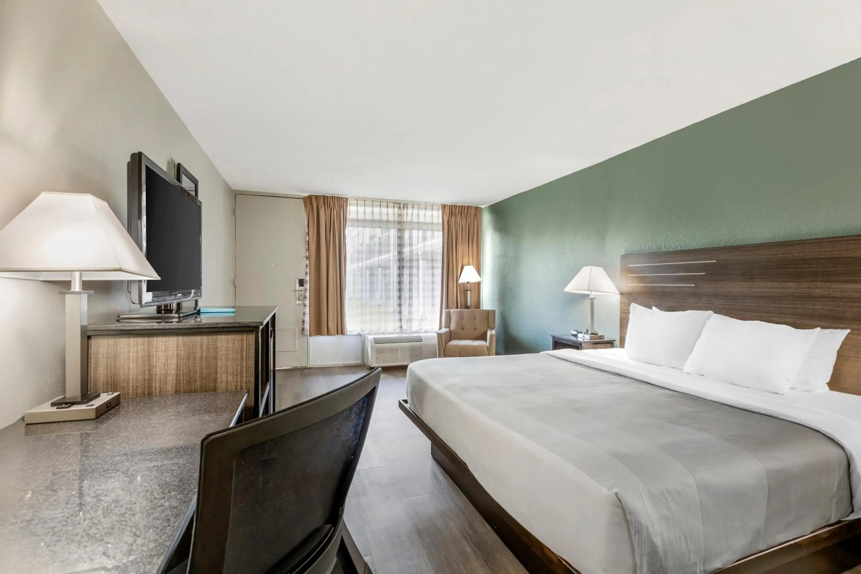 Bed in Quality Inn & Suites Santee I-95