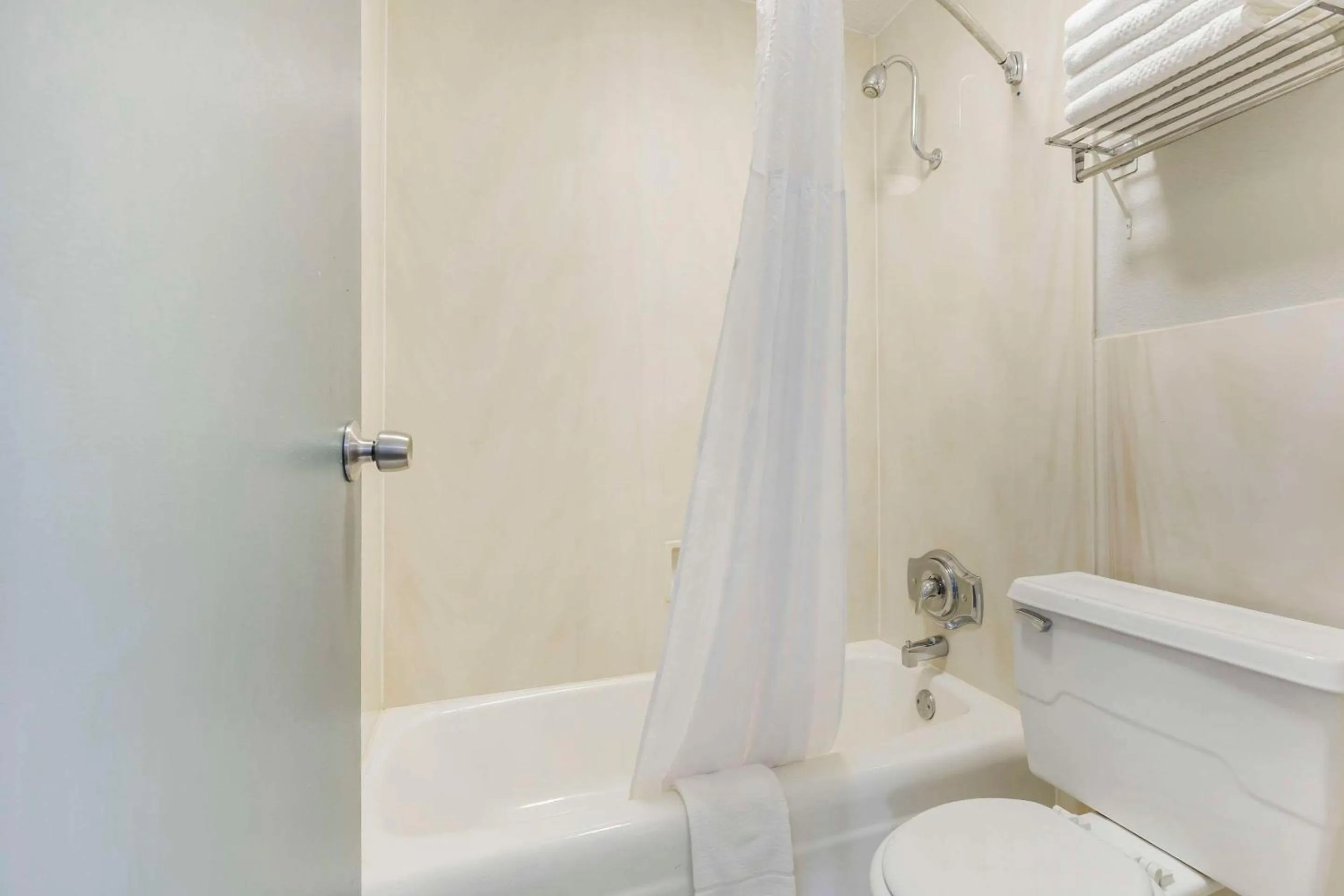 Bedroom in Quality Inn & Suites Santee I-95