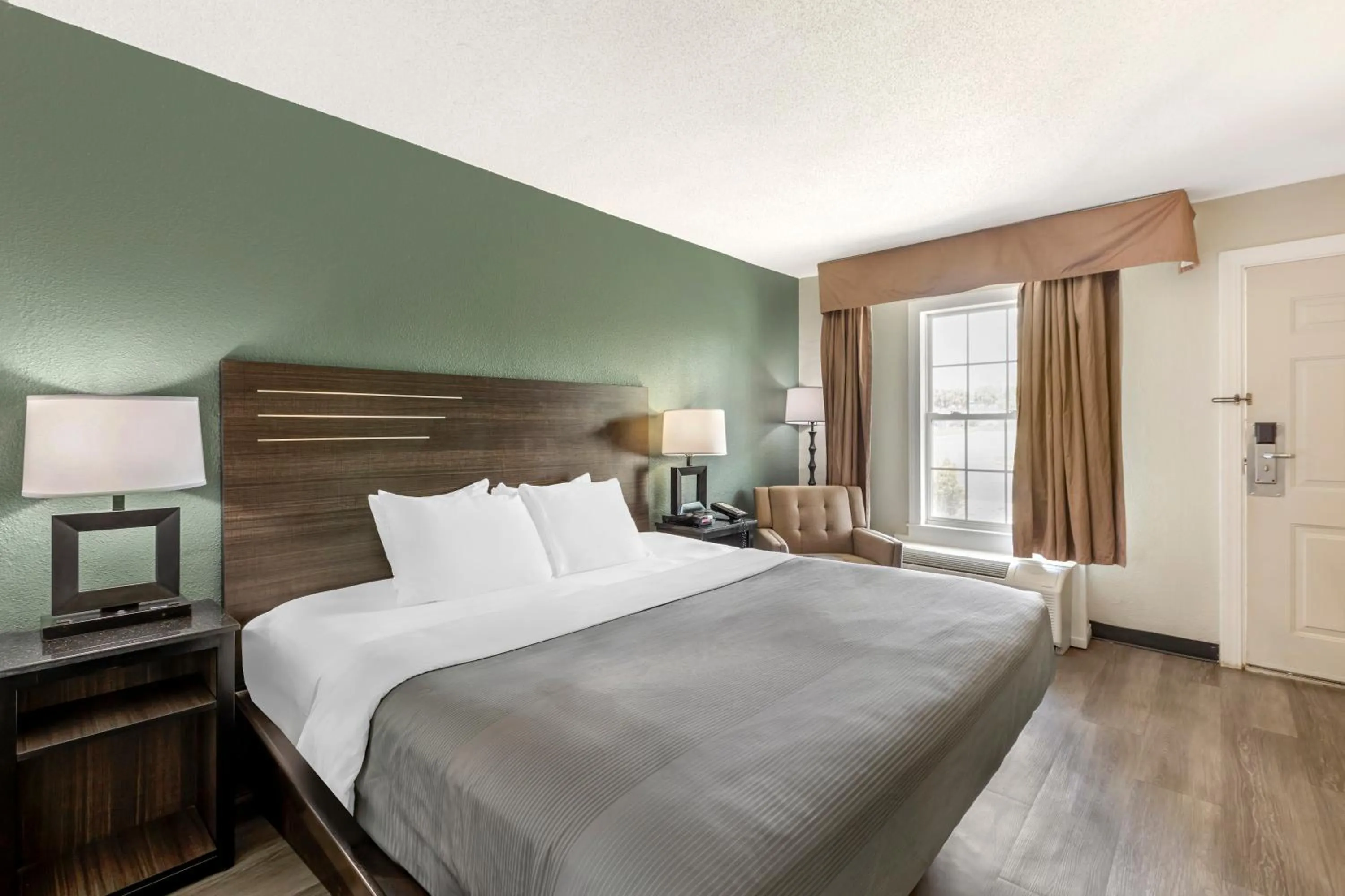 Bed in Quality Inn & Suites Santee I-95