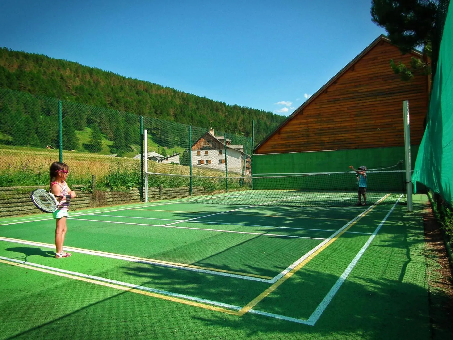 Tennis court in Hôtel & Spa La Ferme de l'Izoard