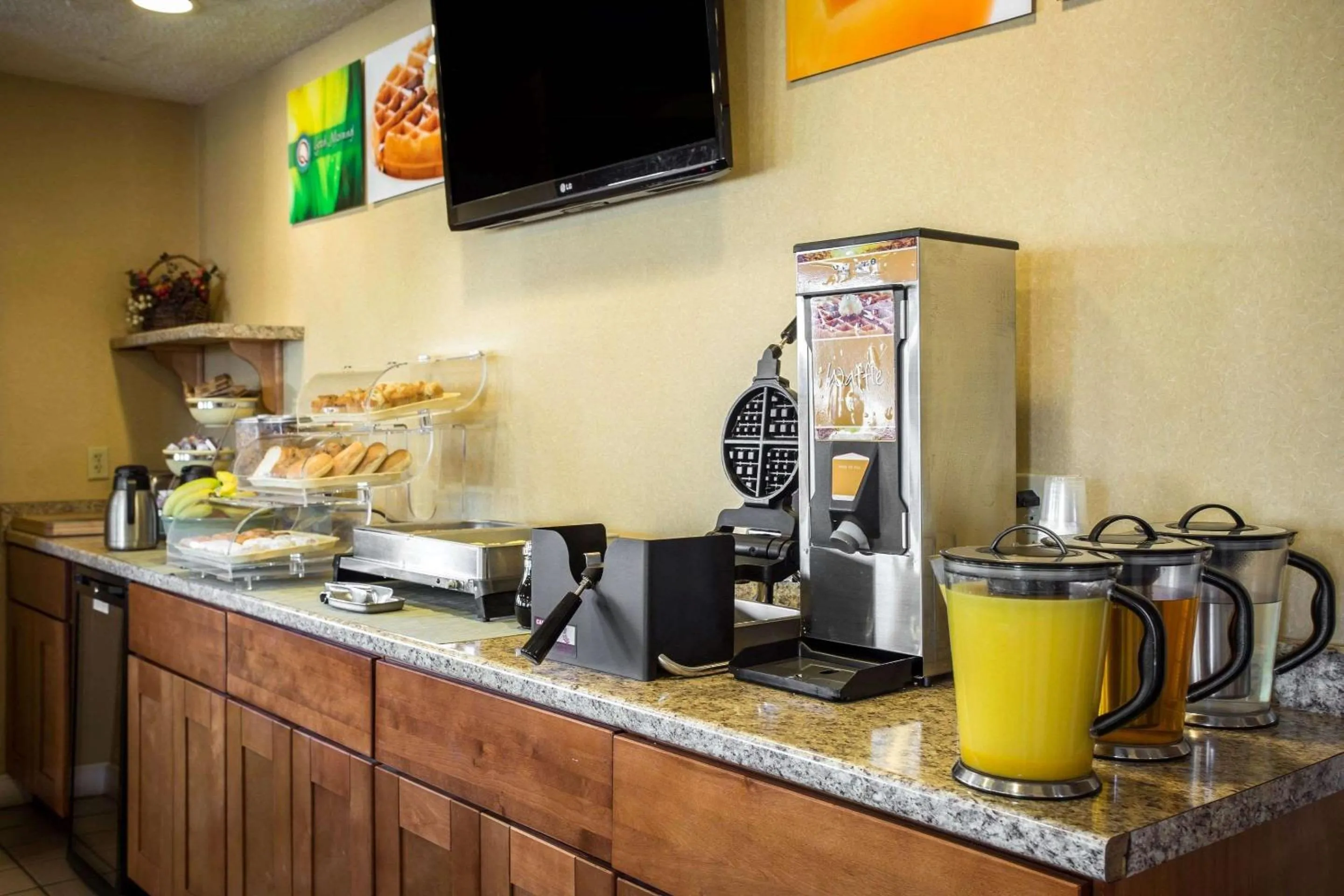 Restaurant/places to eat in Quality Inn Aiken North