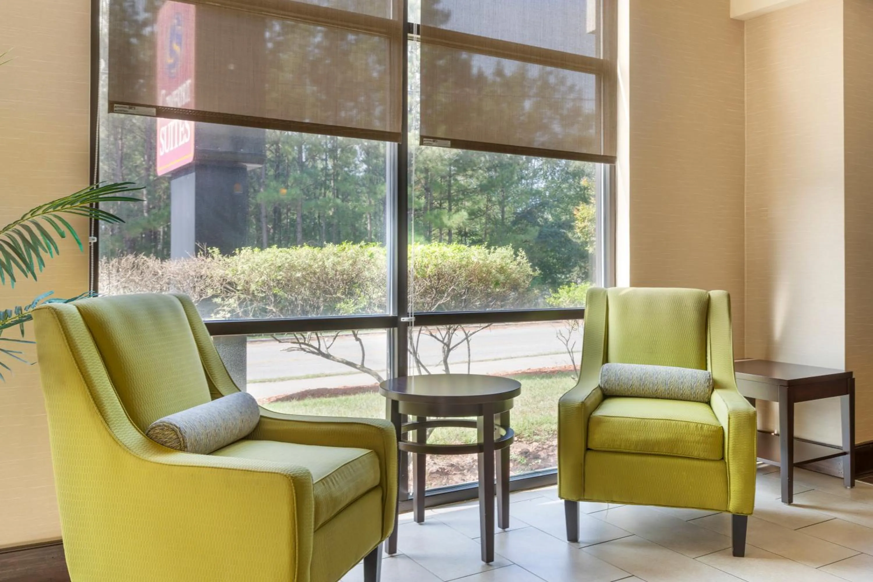 Seating area in Comfort Suites Columbia Northeast - Fort Jackson