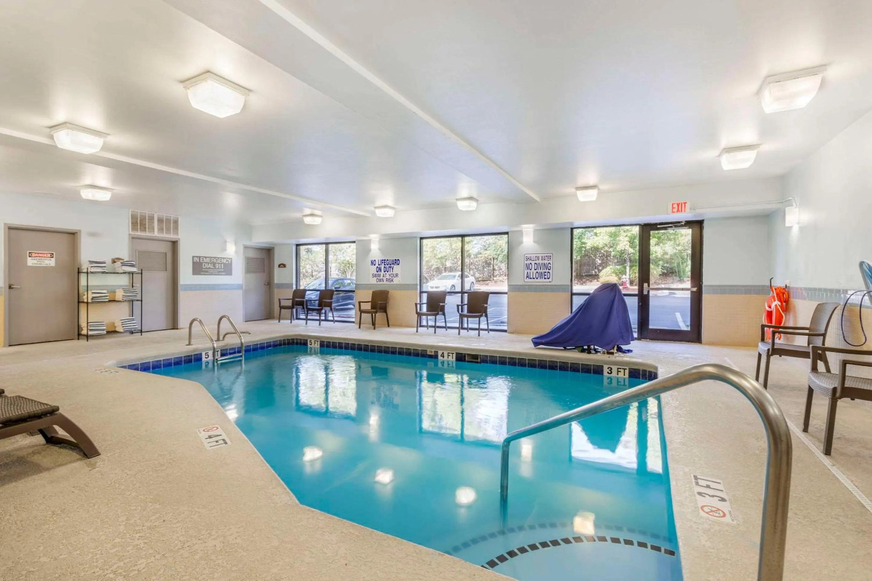 Swimming pool in Comfort Suites Columbia Northeast - Fort Jackson