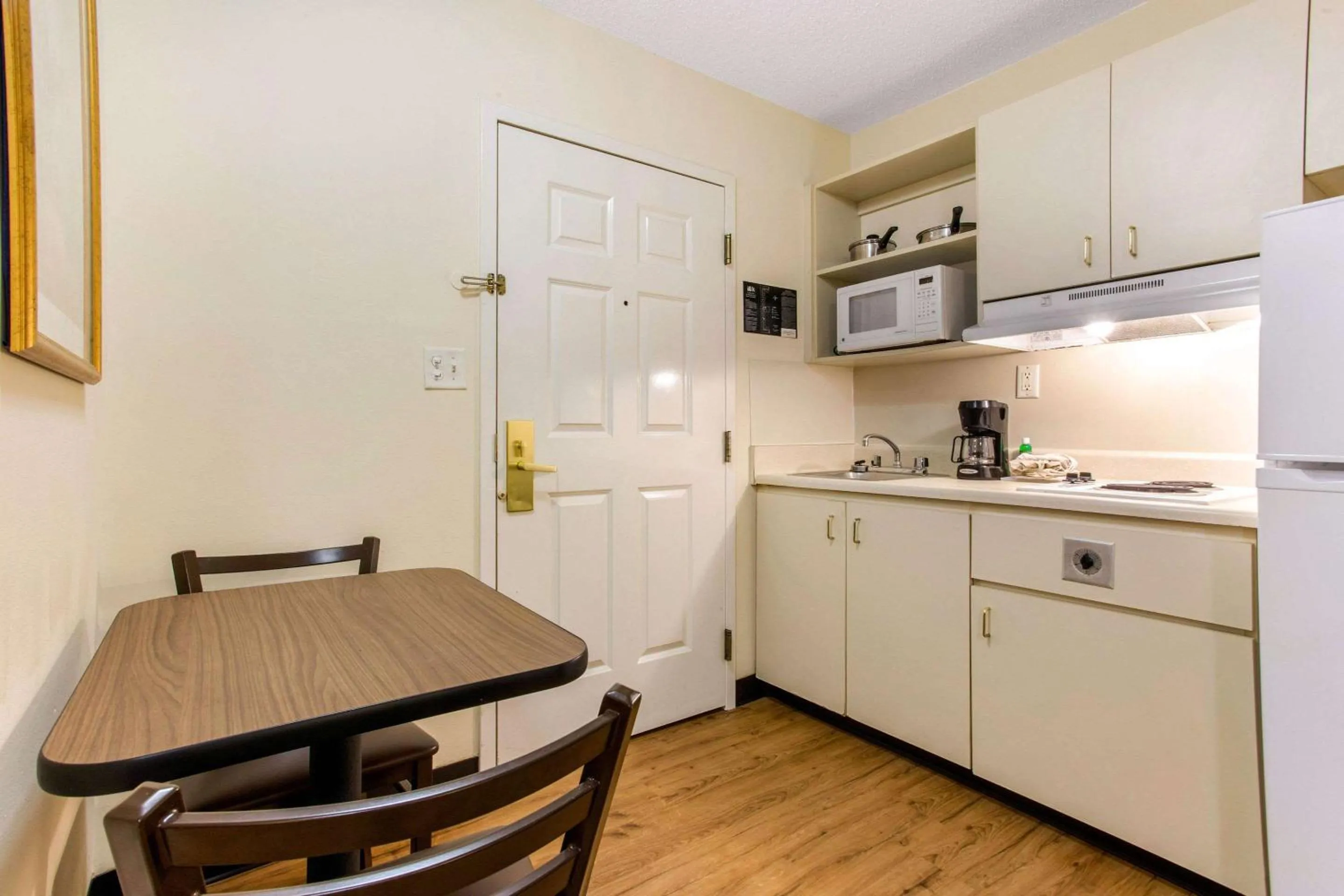 Photo of the whole room in Studio 6 Myrtle Beach, SC