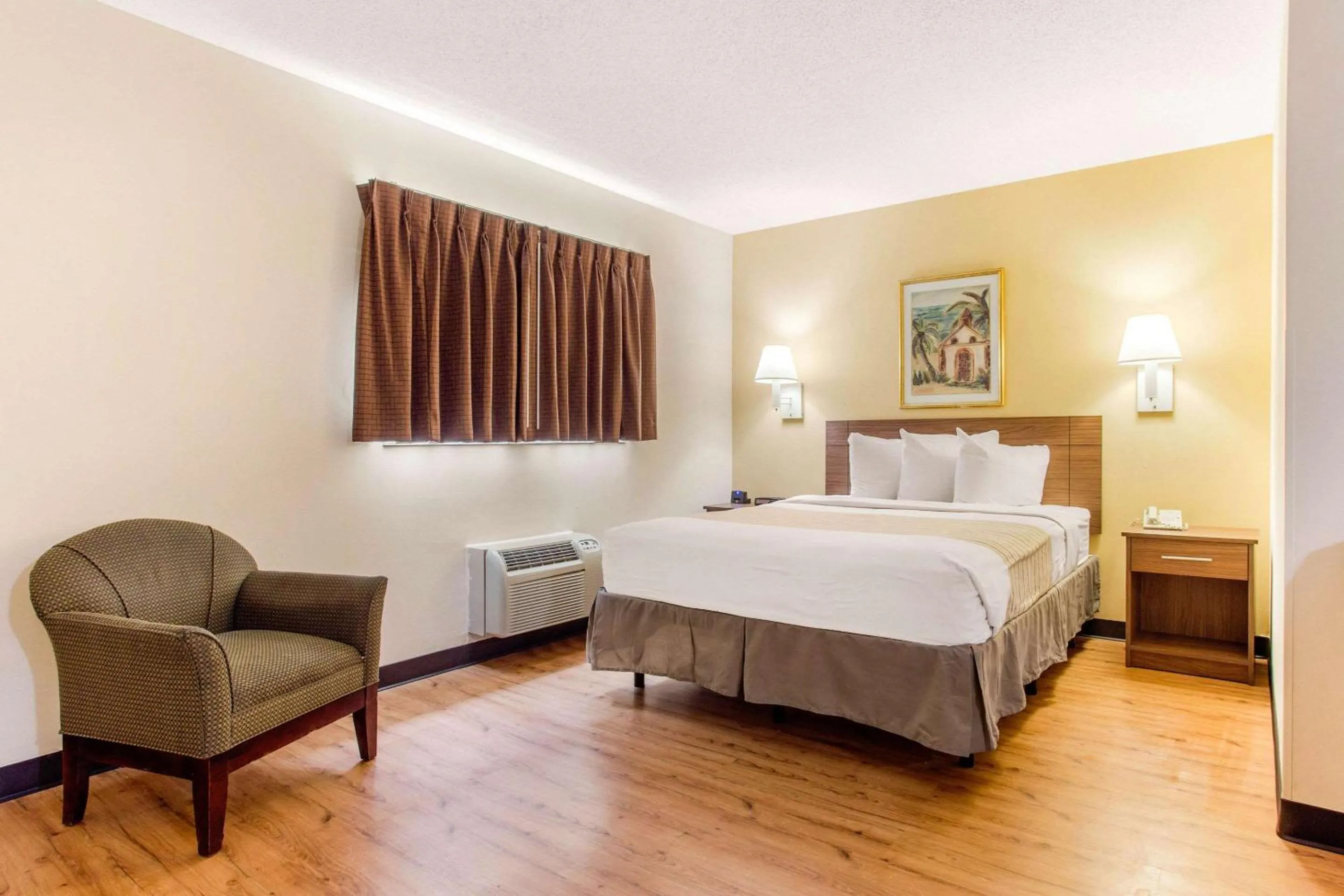 Photo of the whole room, Bed in Studio 6 Myrtle Beach, SC