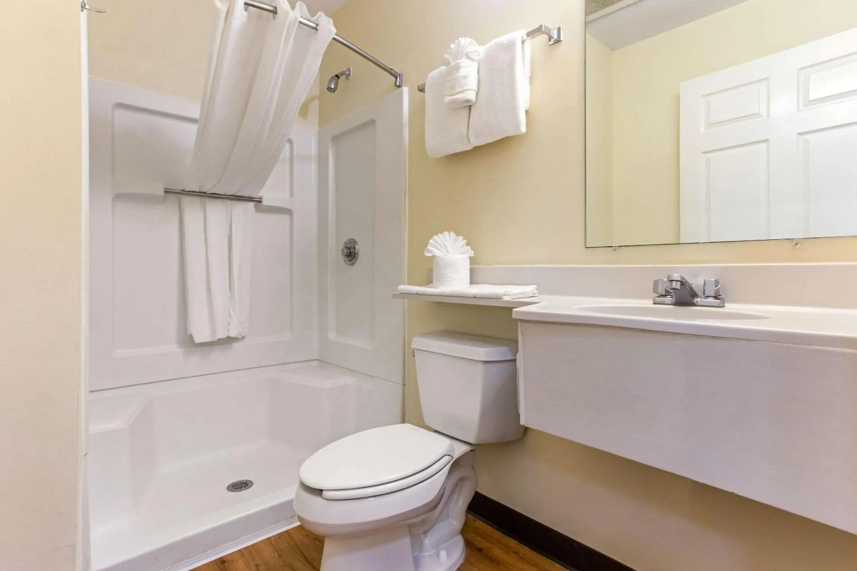 Deluxe Queen Room - Non-Smoking in Studio 6 Myrtle Beach, SC Deluxe Queen Room - Non-Smoking in Studio 6 Myrtle Beach, SC