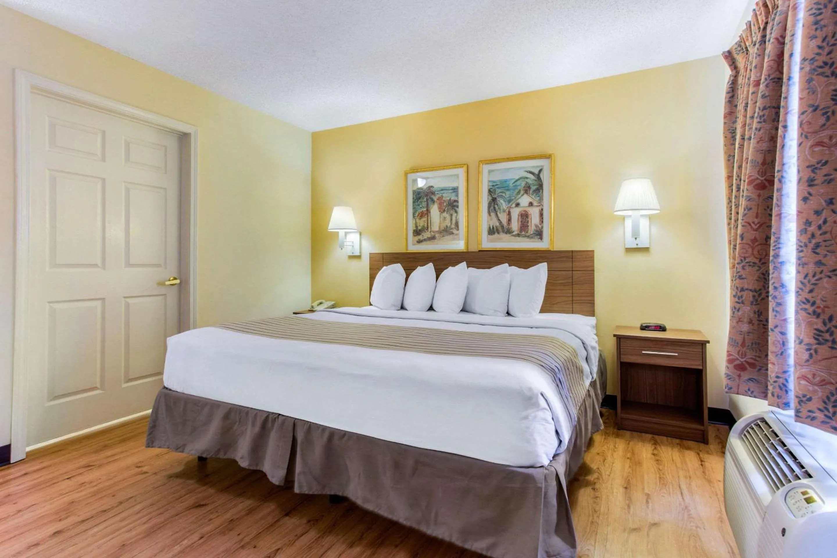 Photo of the whole room, Bed in Studio 6 Myrtle Beach, SC