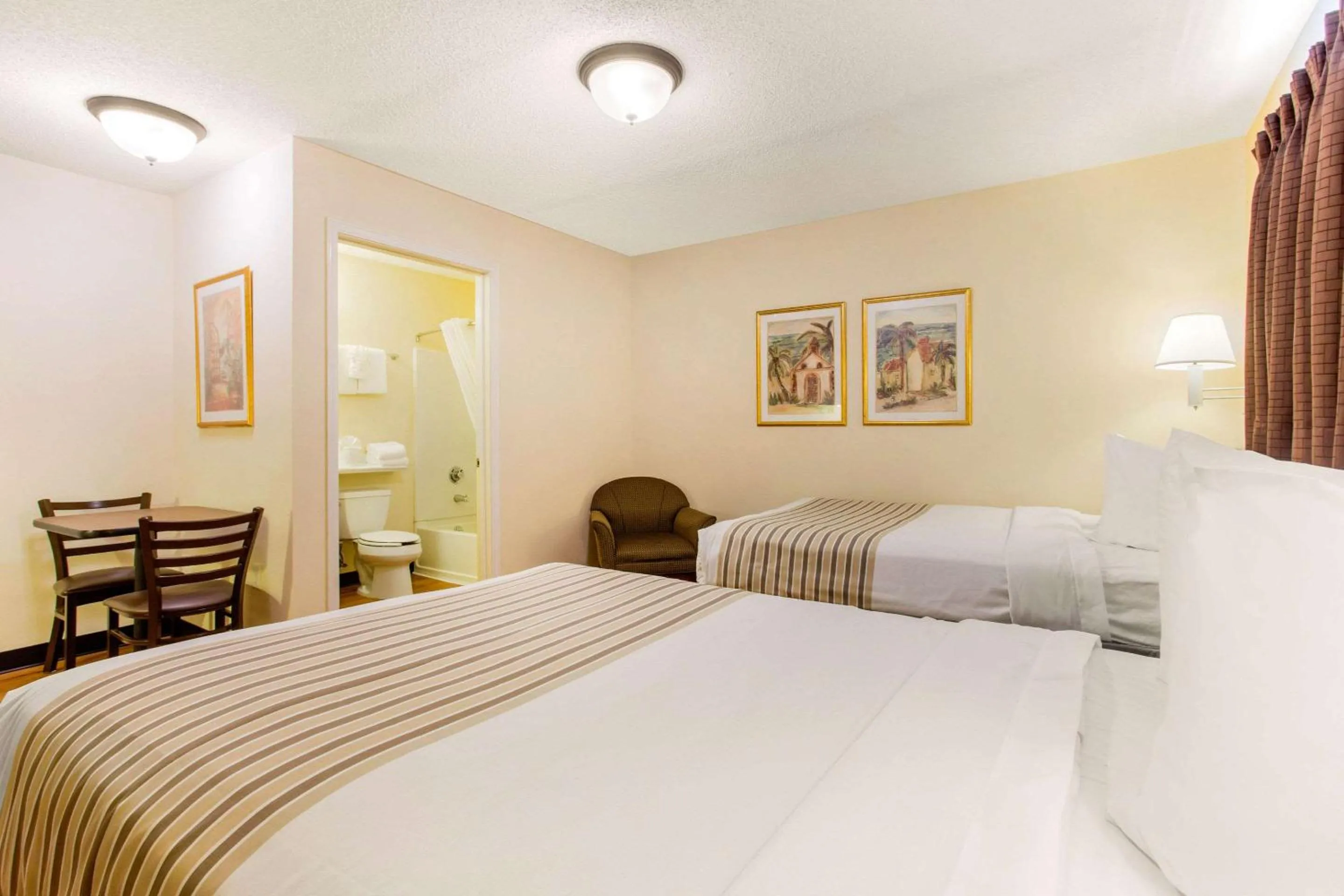 Photo of the whole room, Bed in Studio 6 Myrtle Beach, SC