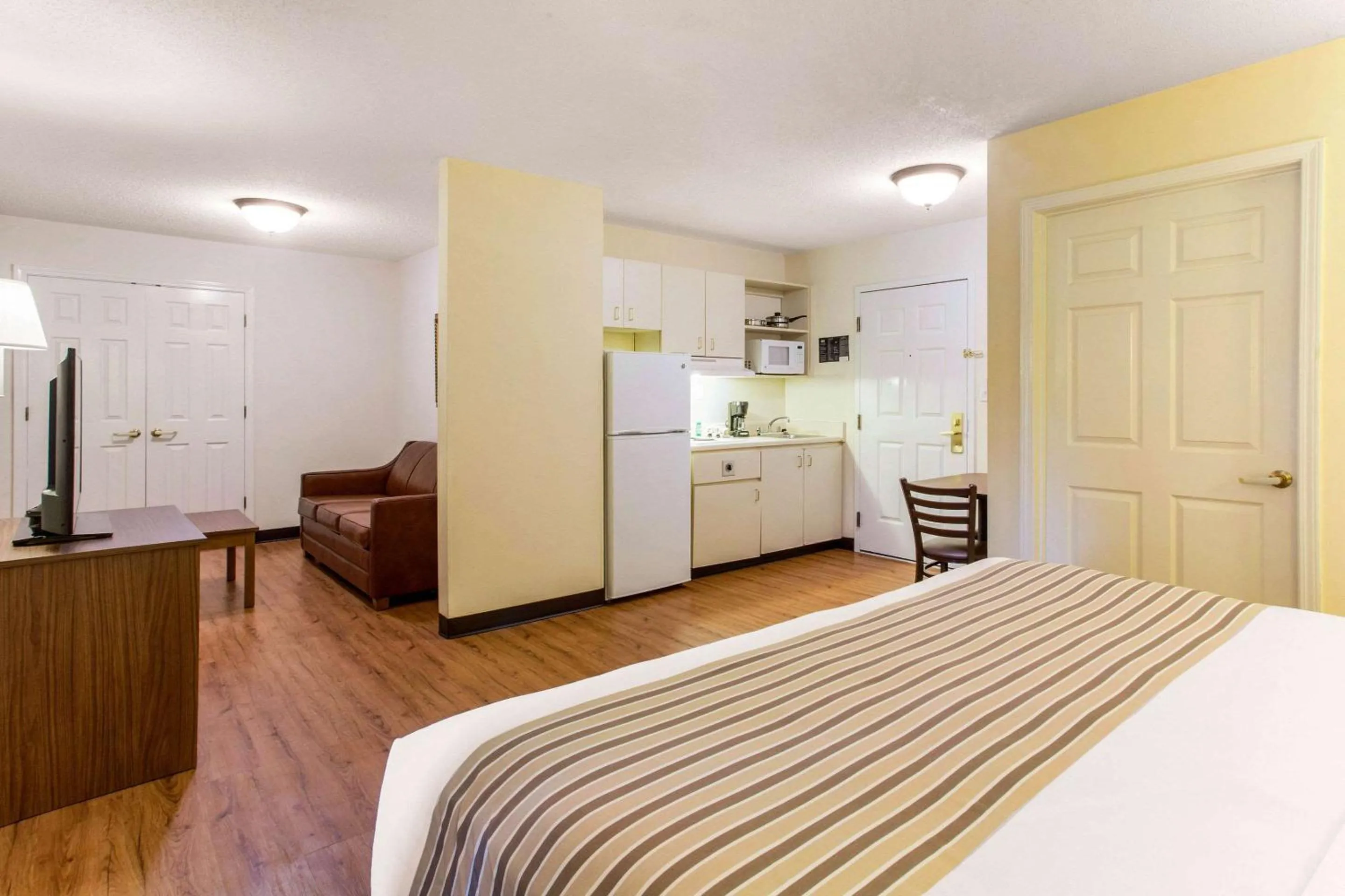 Photo of the whole room, Bed in Studio 6 Myrtle Beach, SC