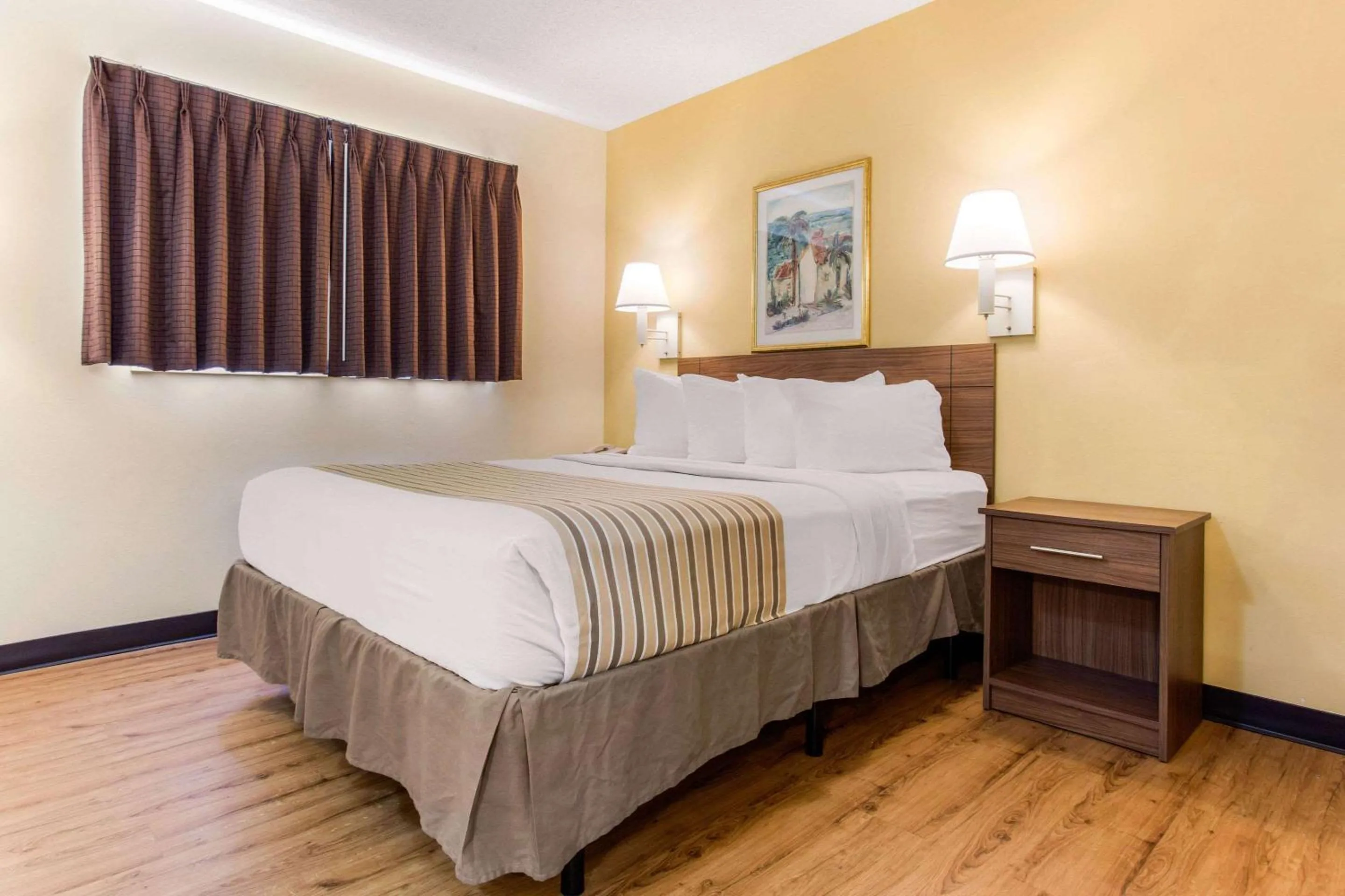 Photo of the whole room, Bed in Studio 6 Myrtle Beach, SC