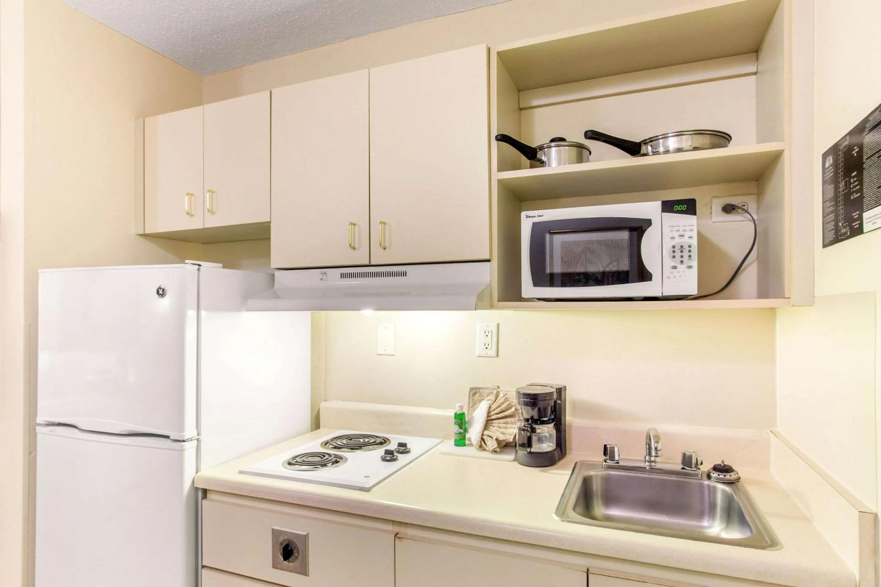 Photo of the whole room in Studio 6 Myrtle Beach, SC