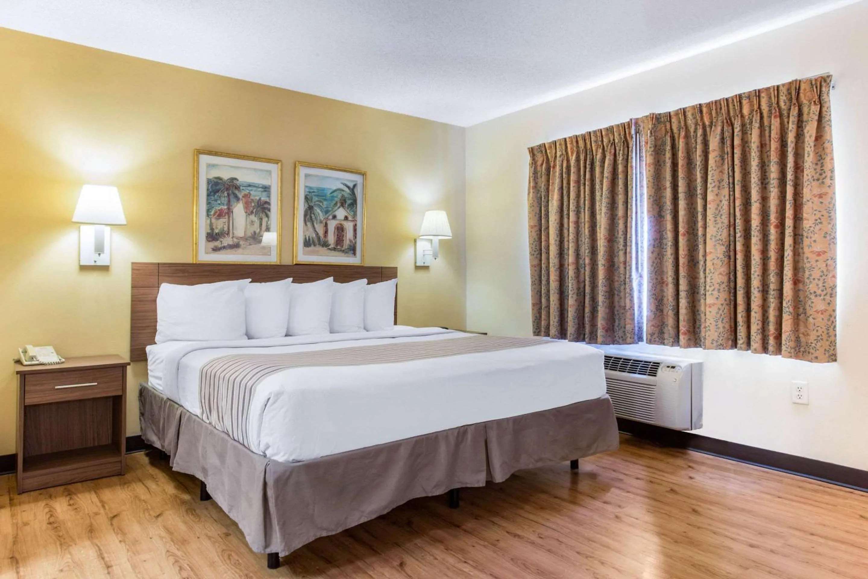 Photo of the whole room, Bed in Studio 6 Myrtle Beach, SC