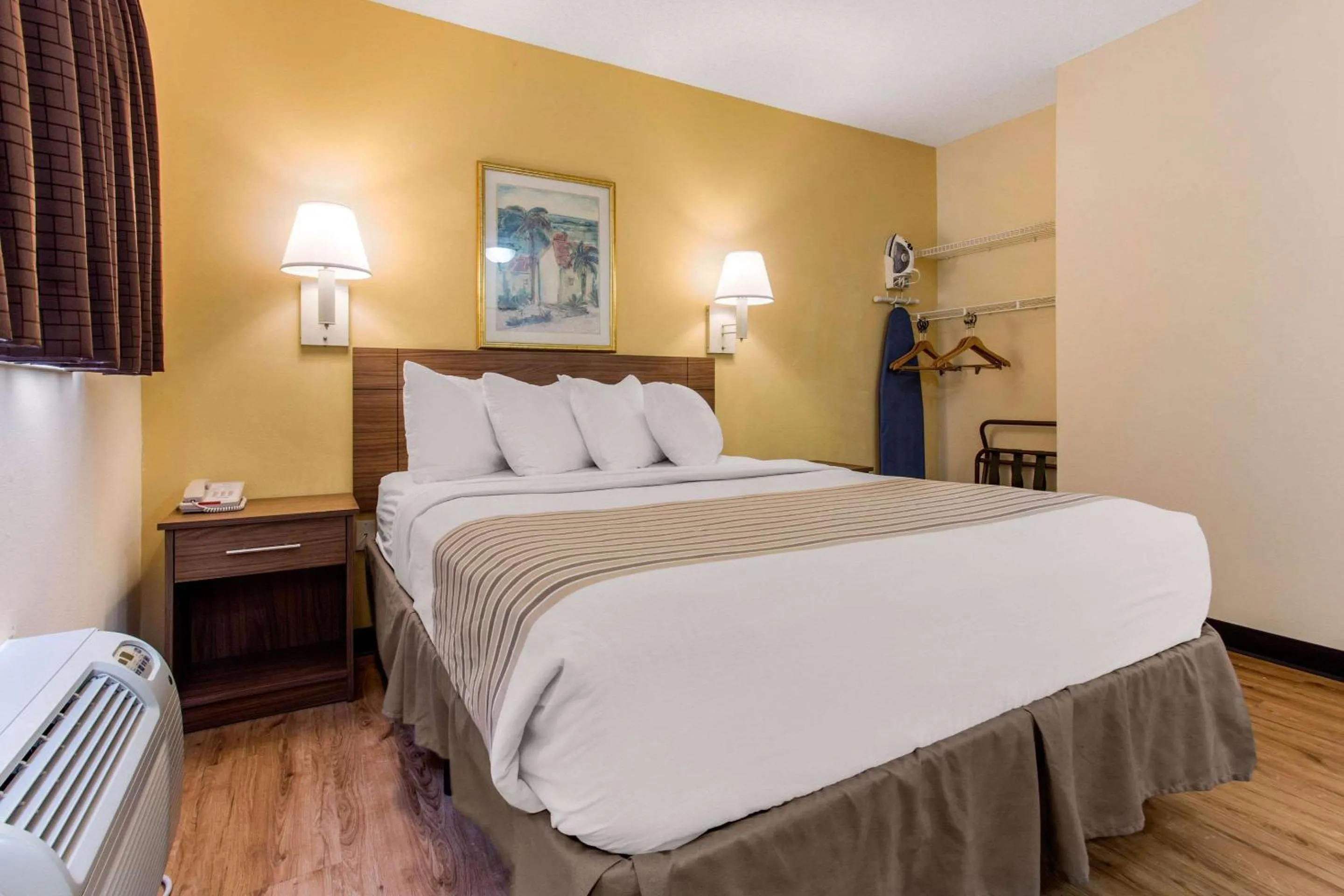 Photo of the whole room, Bed in Studio 6 Myrtle Beach, SC