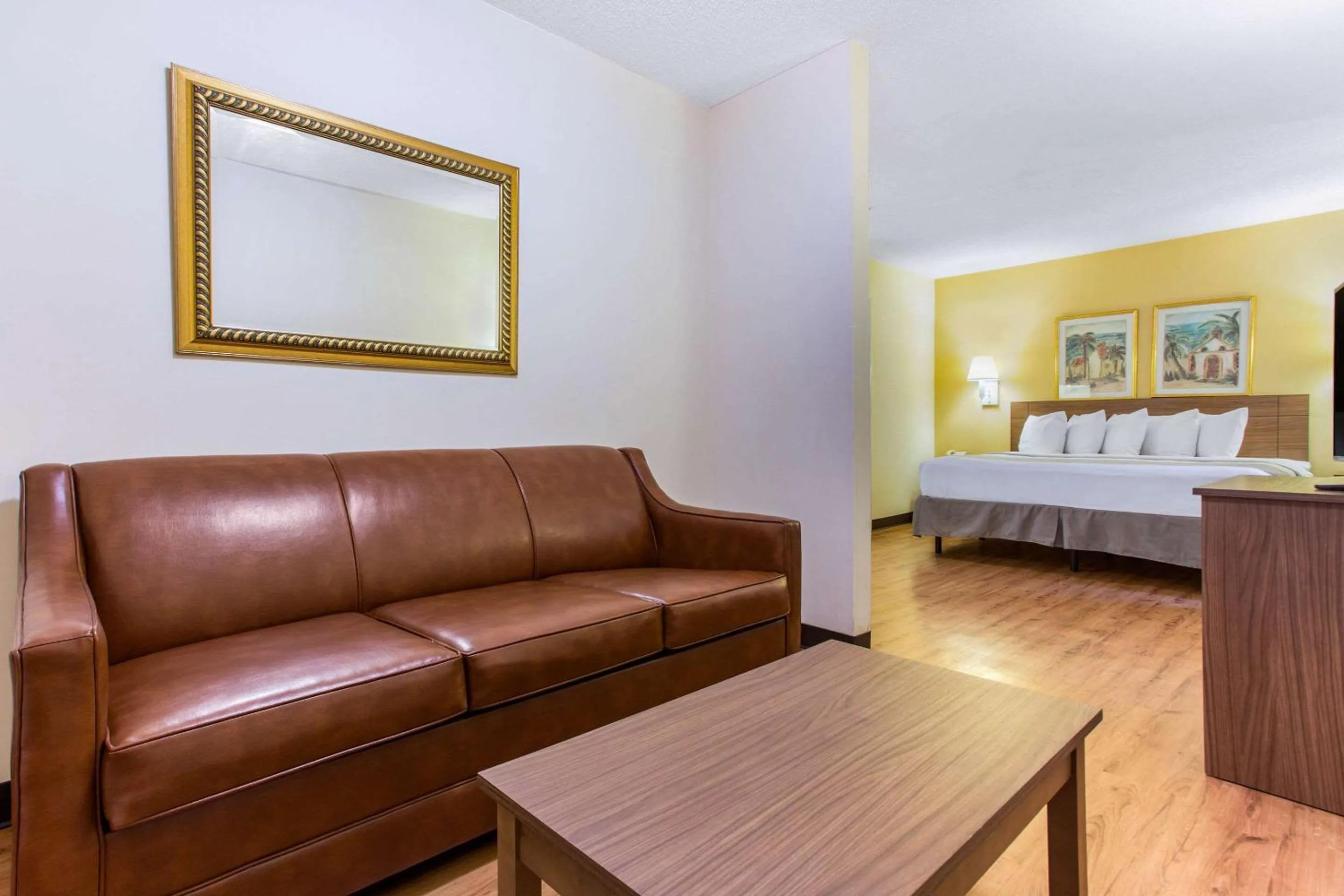 Photo of the whole room, Bed in Studio 6 Myrtle Beach, SC