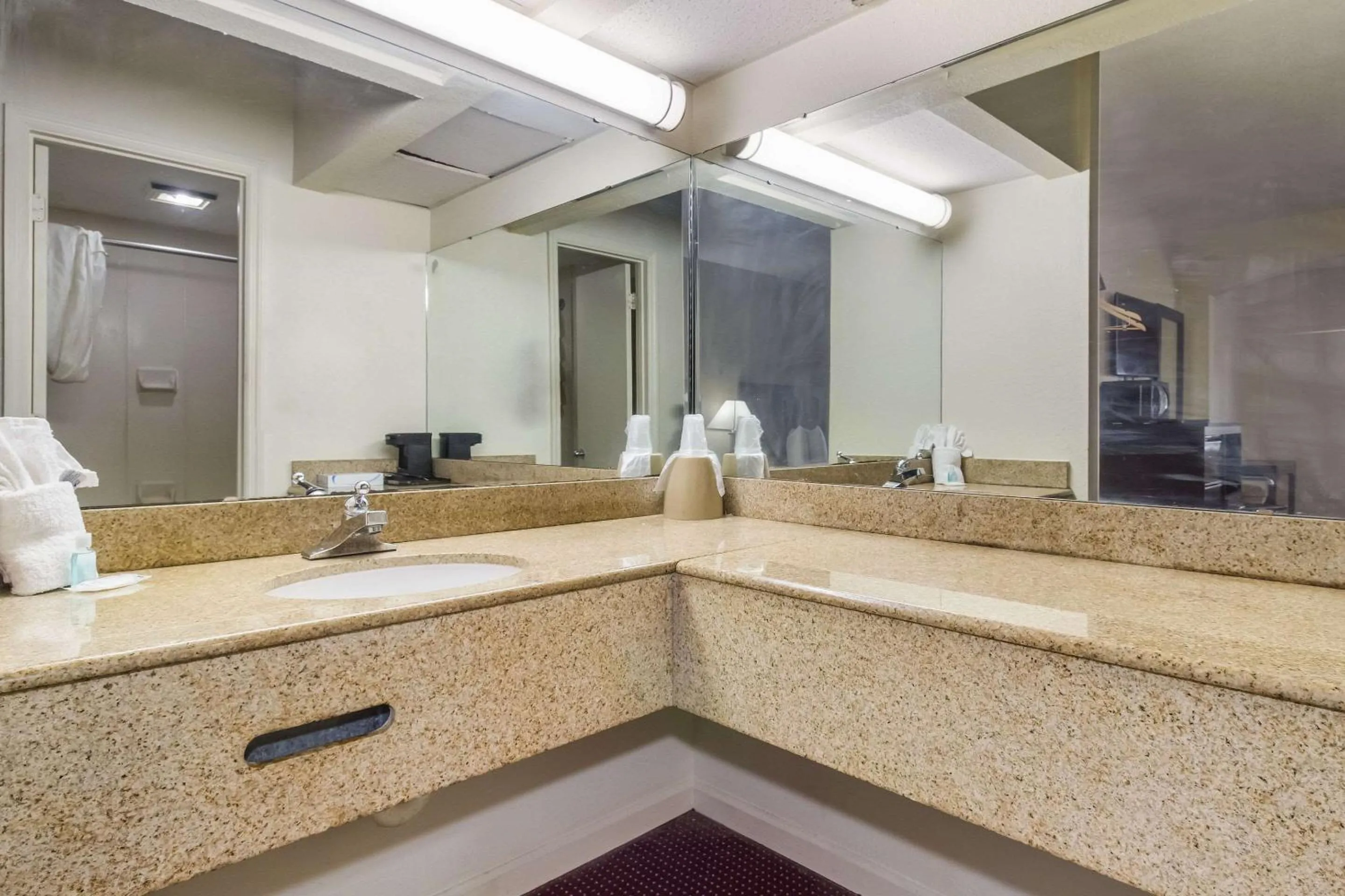 Bedroom in Suburban Studios Florence I-95