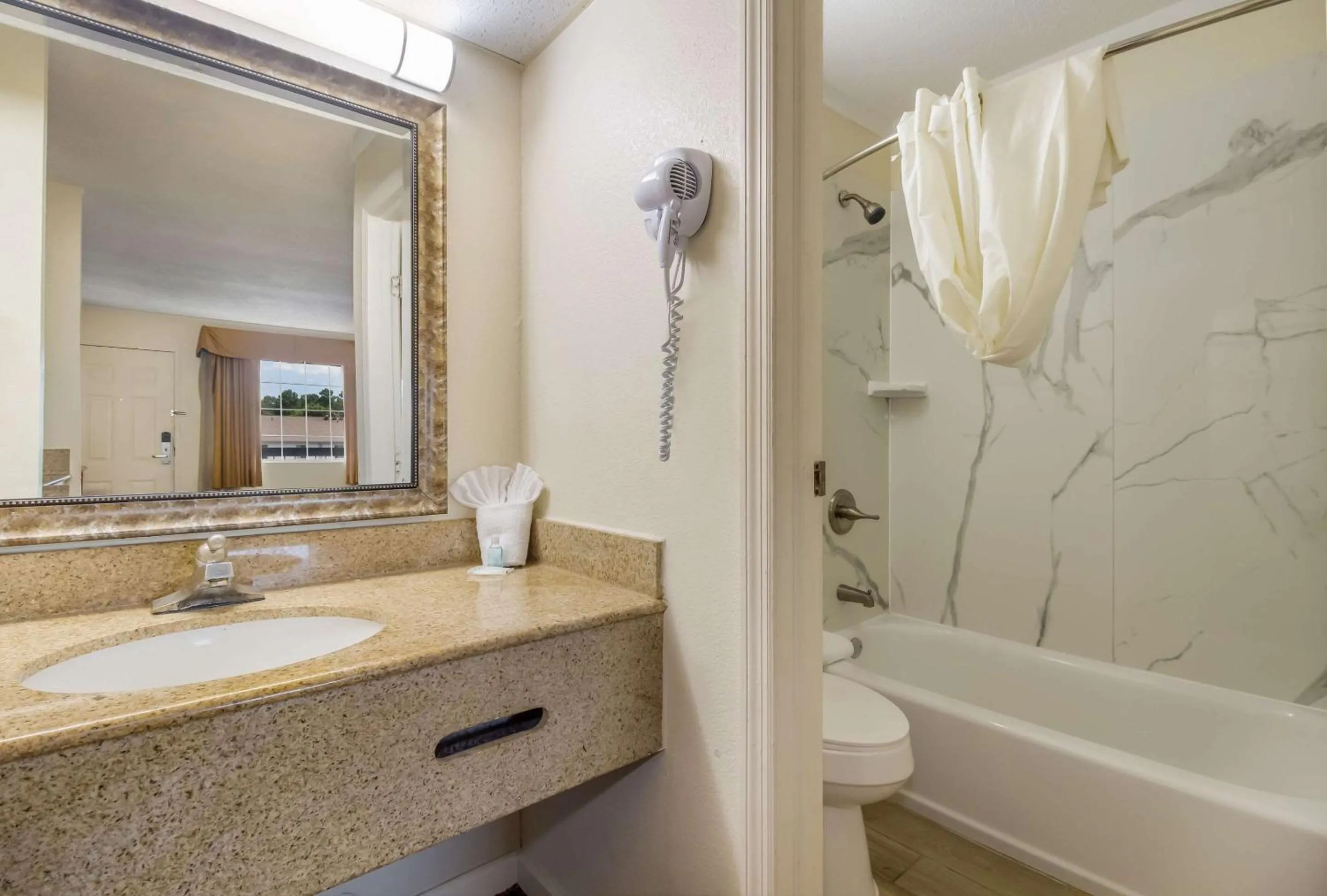 Bedroom in Suburban Studios Florence I-95