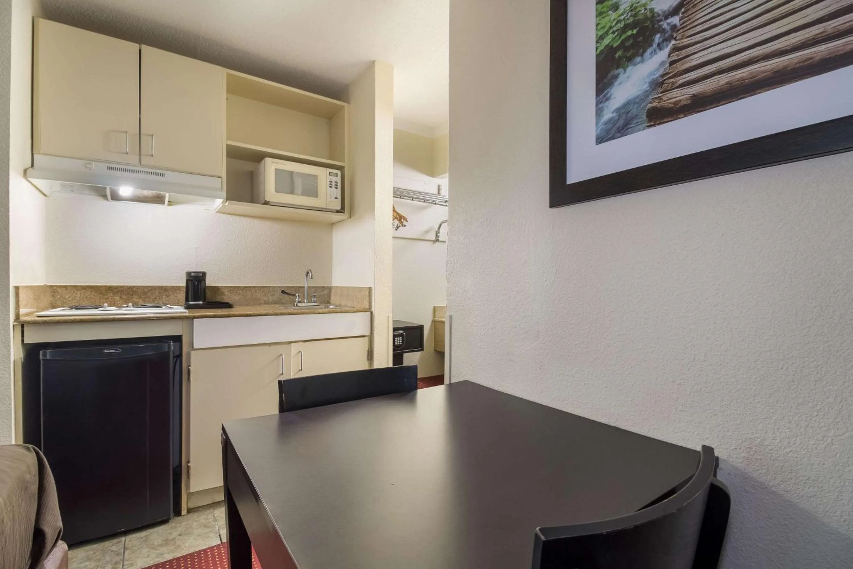 Bedroom in Suburban Studios Florence I-95