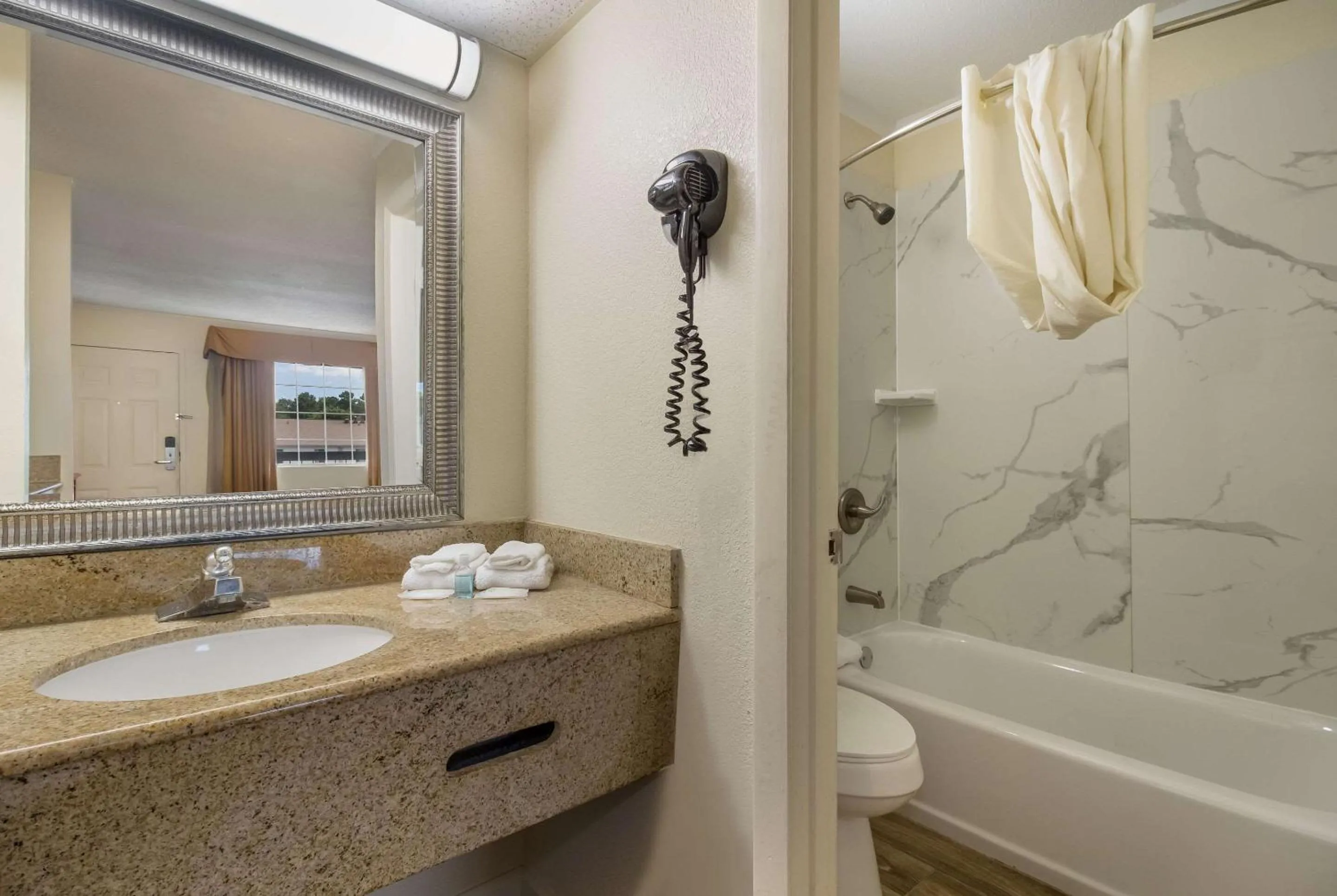 Bedroom in Suburban Studios Florence I-95