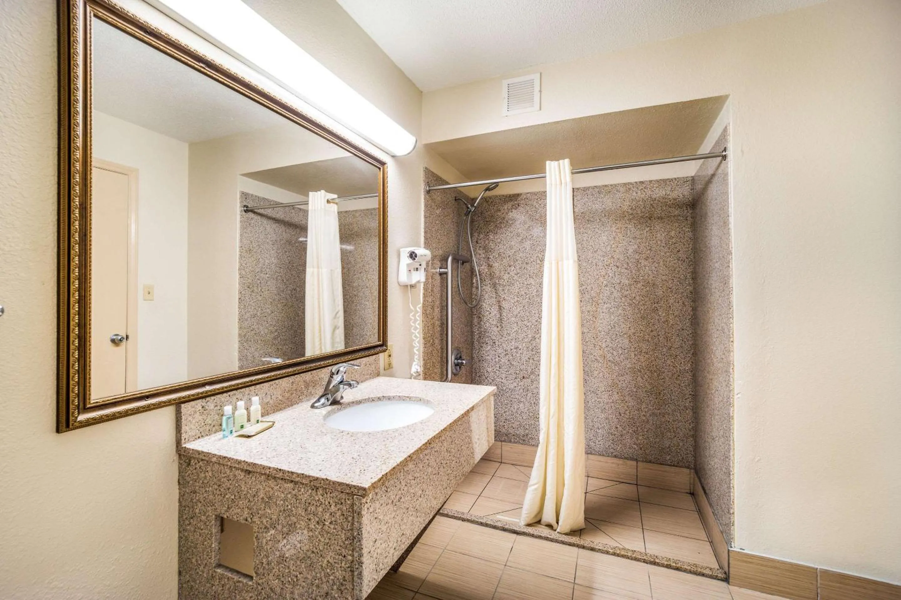 Bathroom in Quality Inn Columbia Airport