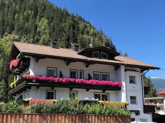 Property building in Apart Matthias