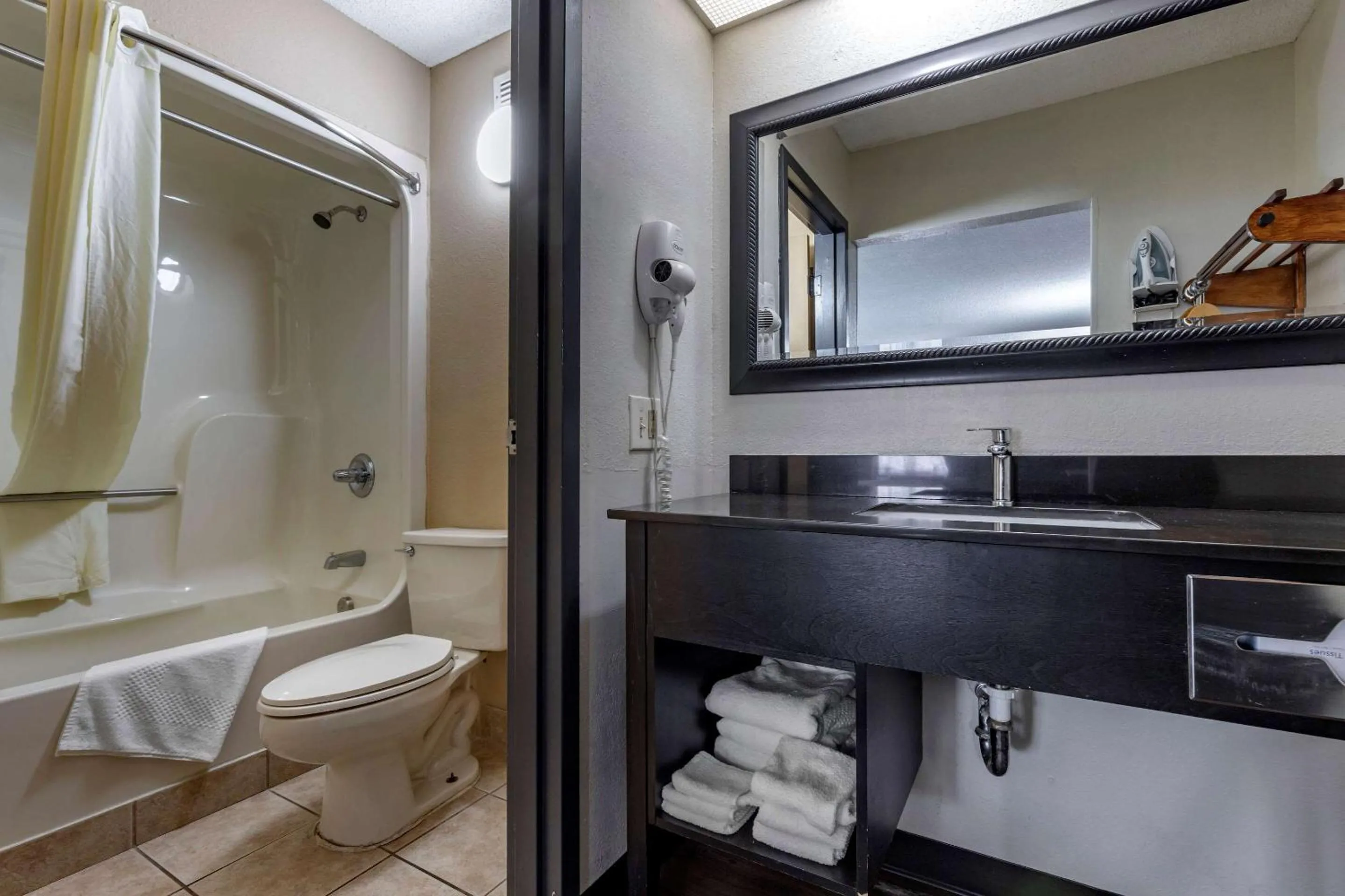 Bedroom in Quality Inn & Suites Ft Jackson Maingate