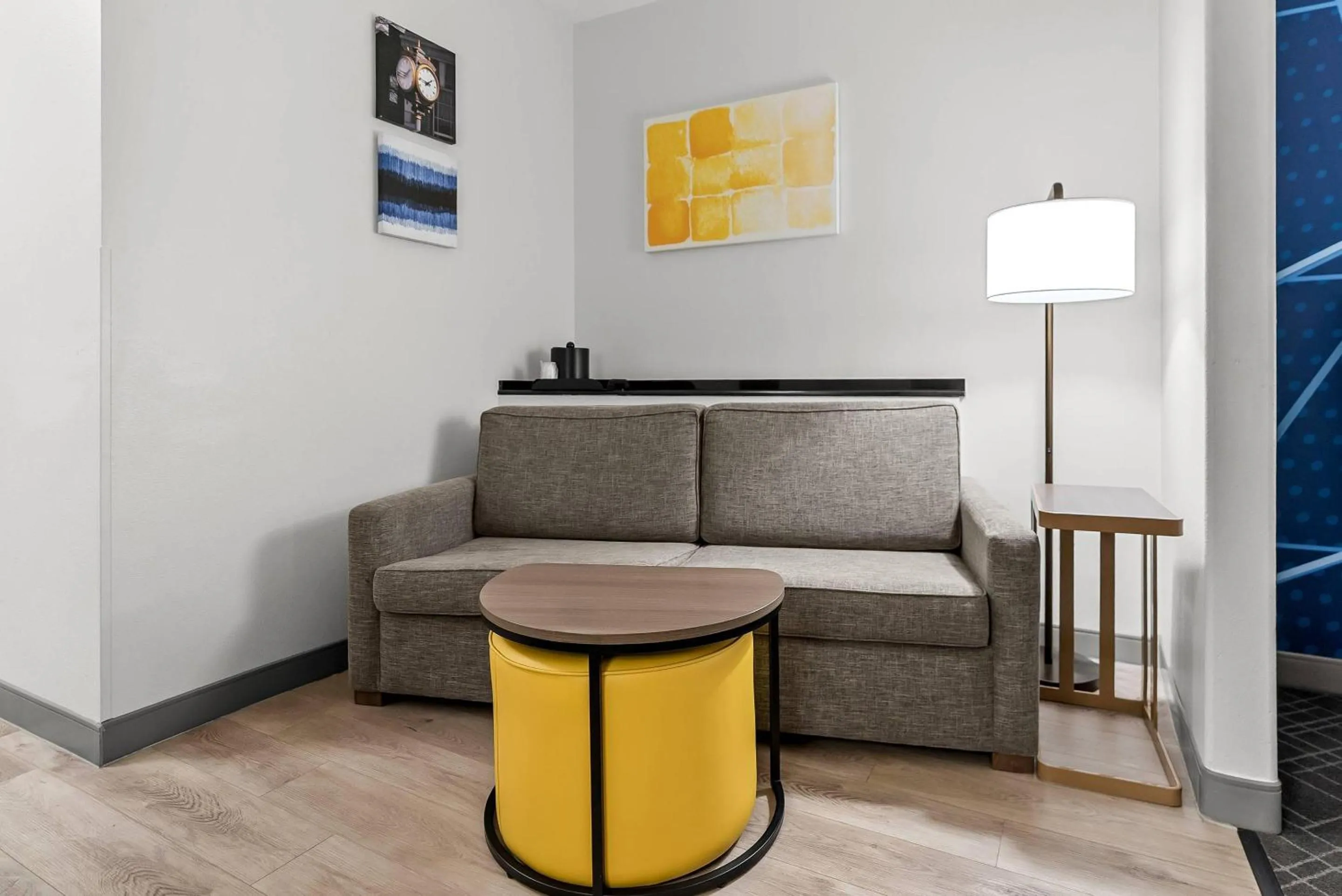 Seating area in Comfort Suites Simpsonville - Greenville