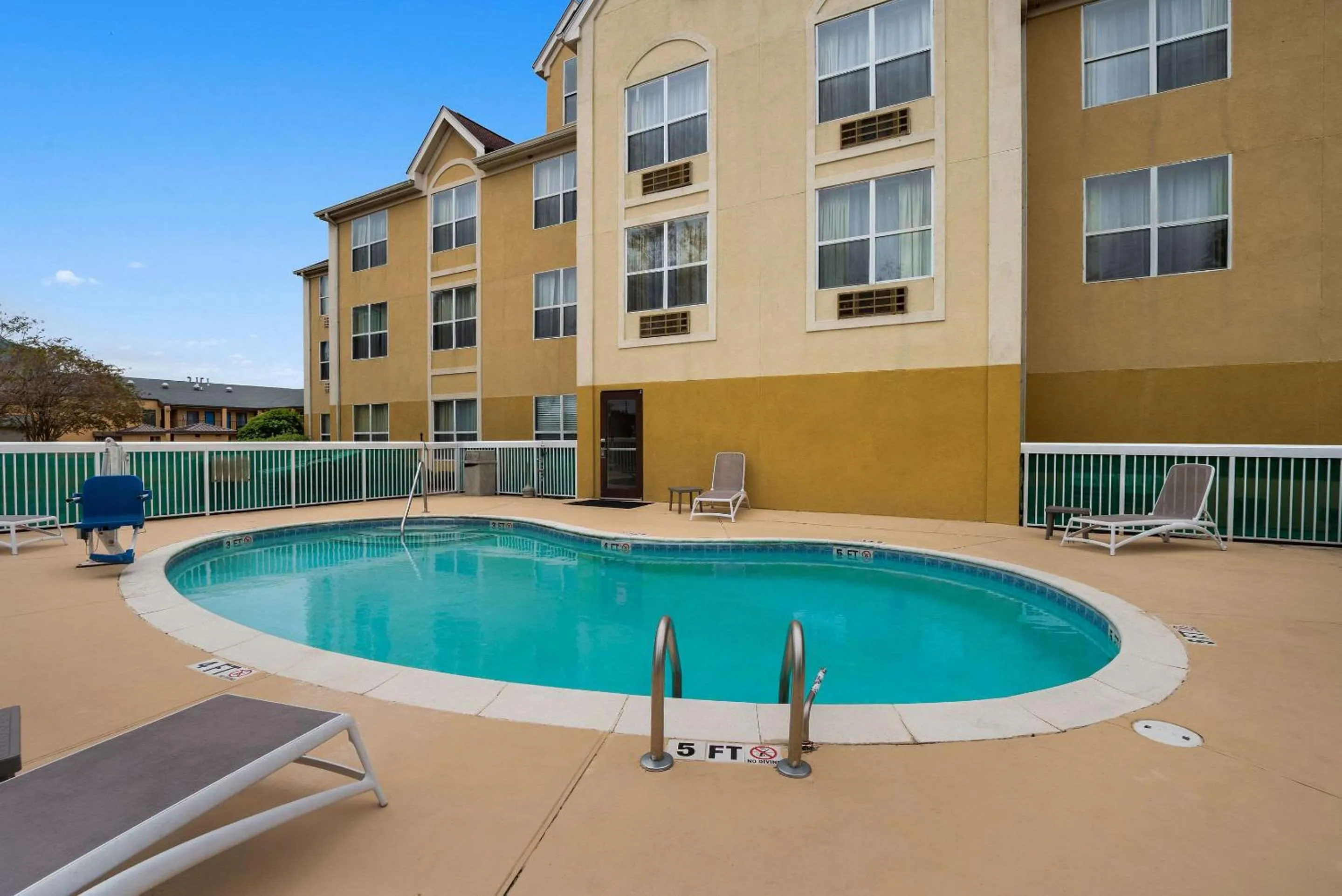 Swimming pool in Comfort Inn & Suites Santee I-95