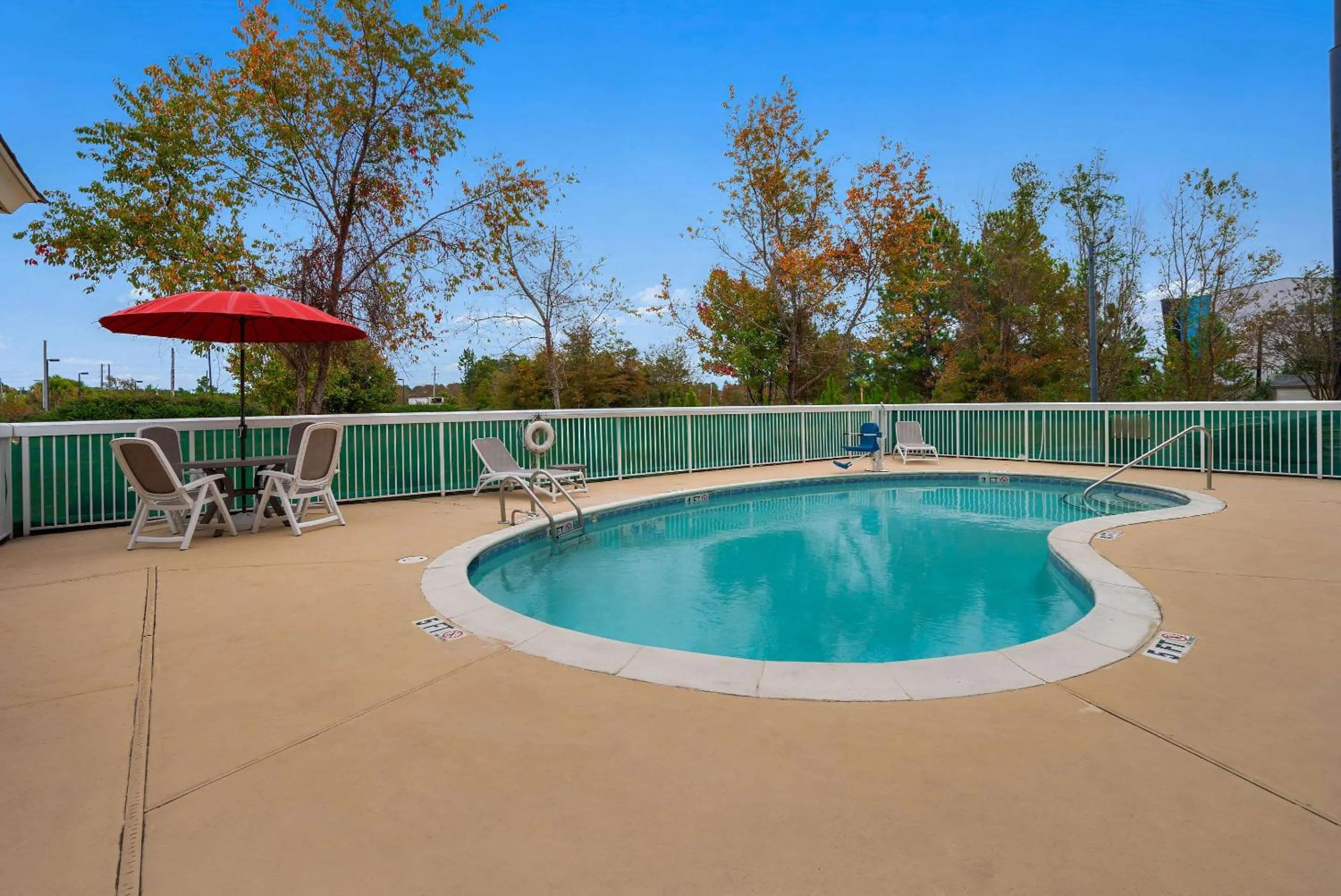 Swimming pool in Comfort Inn & Suites Santee I-95